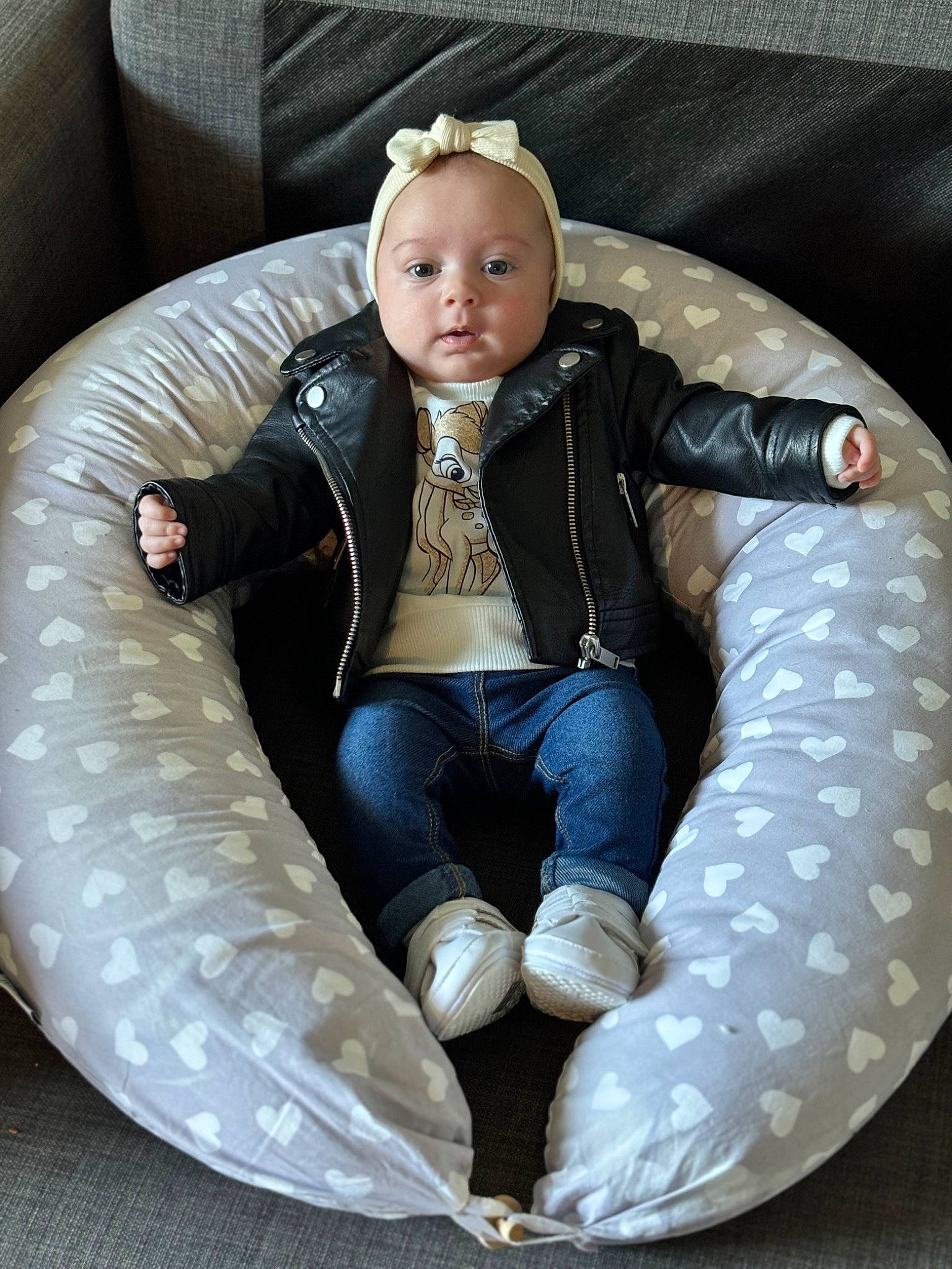 Katalëya participe au concours pour gagner de l'argent avec cette photo : automotive_tire, baby, baby_toddler_clothing, black, boot, chair, child, circle, comfort, couch, fashion_accessory, pattern, person, product, sitting, sleeve, sneakers, suit, thigh, tie