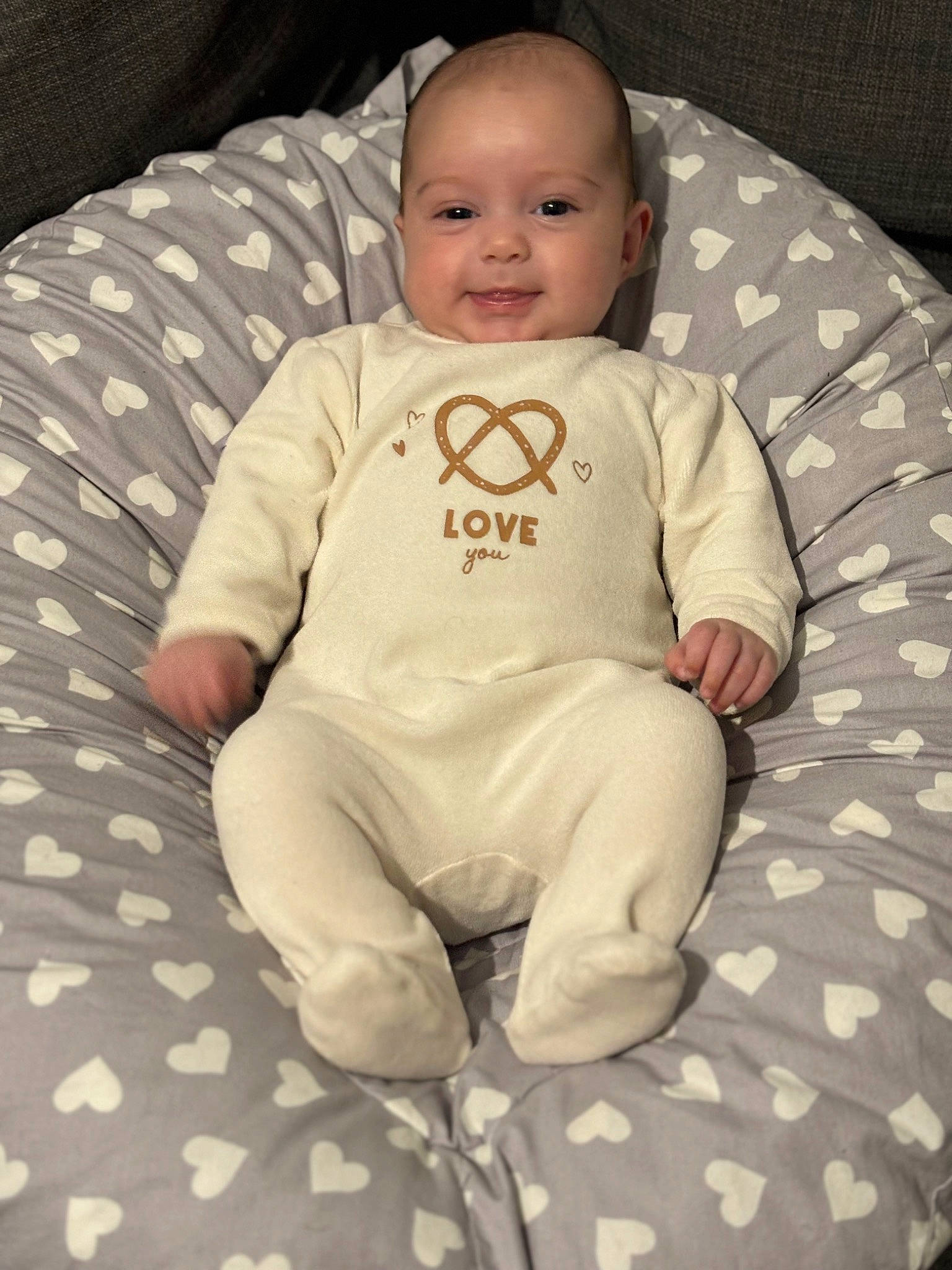 Katalëya participe au concours pour gagner de l'argent avec cette photo : baby, baby_products, baby_toddler_clothing, cheek, child, comfort, eye, face, facial_expression, happy, head, human_body, joy, linens, long_sleeved_t_shirt, pattern, person, sitting, sleeve, smile