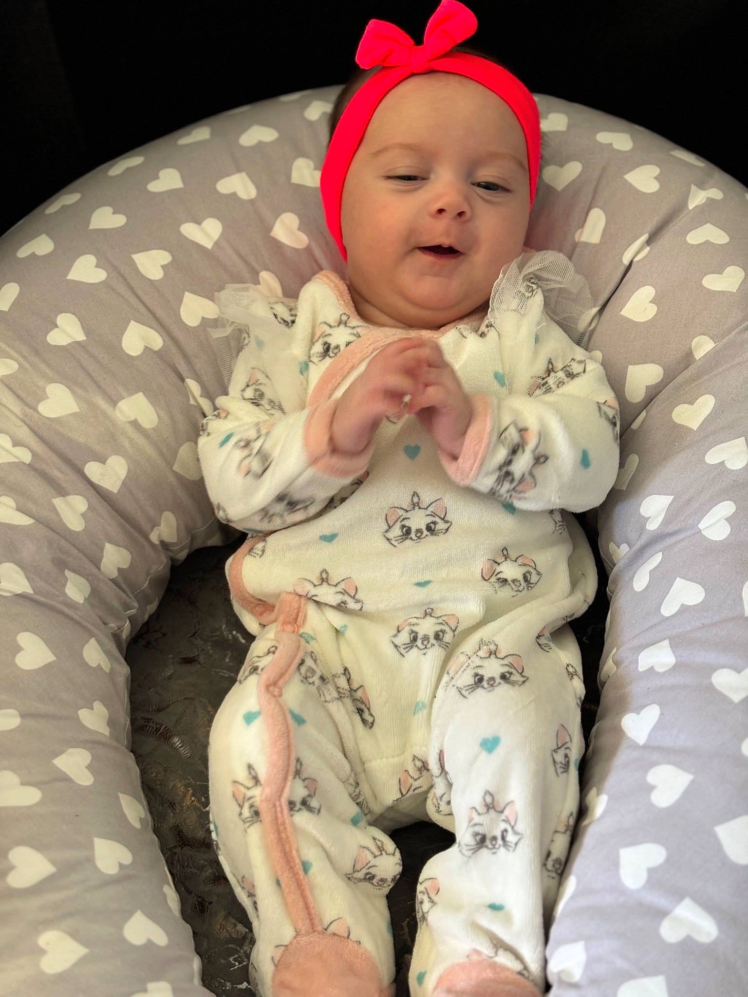 Katalëya participe au concours pour gagner de l'argent avec cette photo : arm, baby, baby_sleeping, baby_toddler_clothing, cheek, child, comfort, face, happy, head, headwear, human_body, mouth, organ, person, pink, skin, sleeve, smile, textile