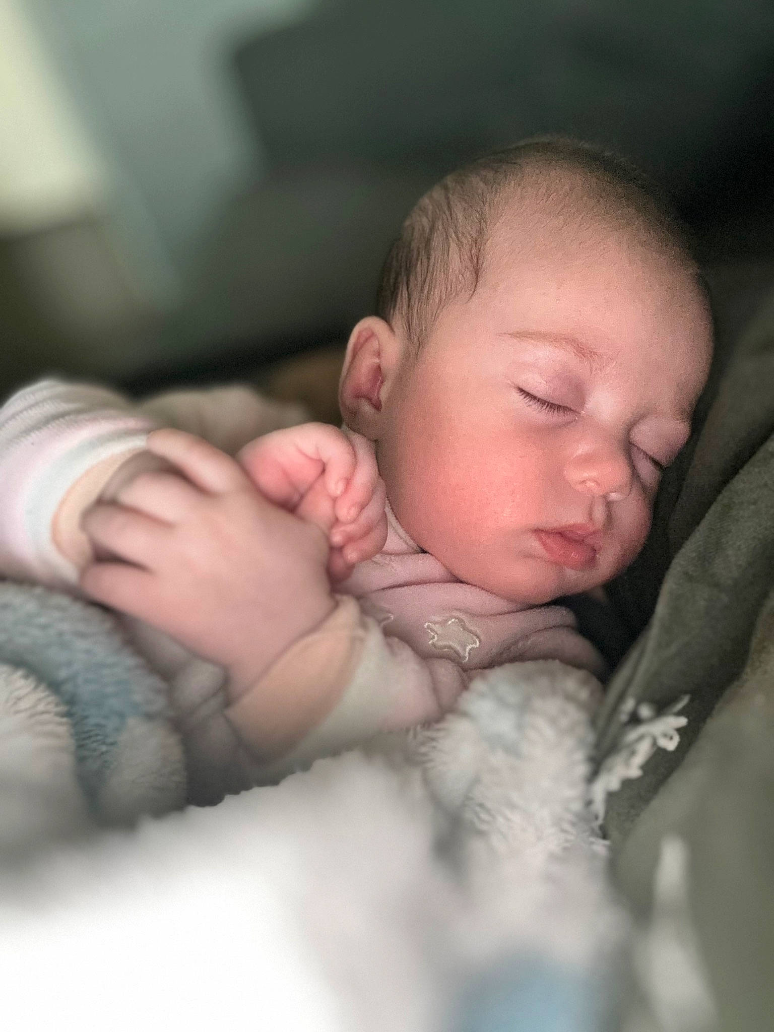 Katalëya a rejoint le concours — aidez-le/la à gagner de superbes lots ! baby, baby_sleeping, baby_toddler_clothing, cheek, child, comfort, ear, eye, eyebrow, eyelash, finger, gesture, hand, iris, lip, mouth, nose, person, skin, thumb