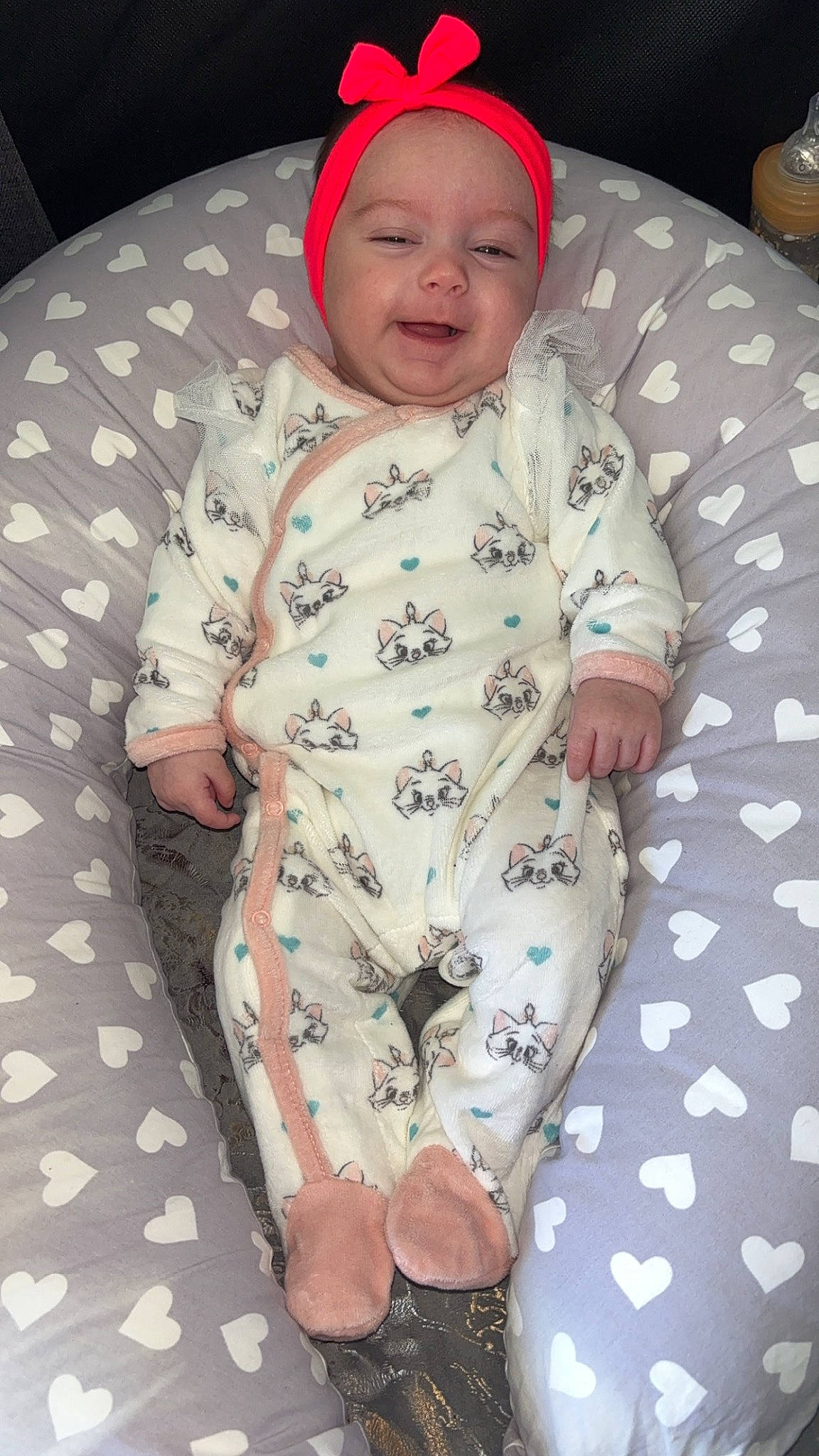 Katalëya participe au concours pour gagner de l'argent avec cette photo : baby, baby_products, baby_safety, baby_sleeping, baby_toddler_clothing, cap, carmine, child, comfort, face, happy, head, headwear, linens, pattern, person, skin, sleeve, smile, t_shirt