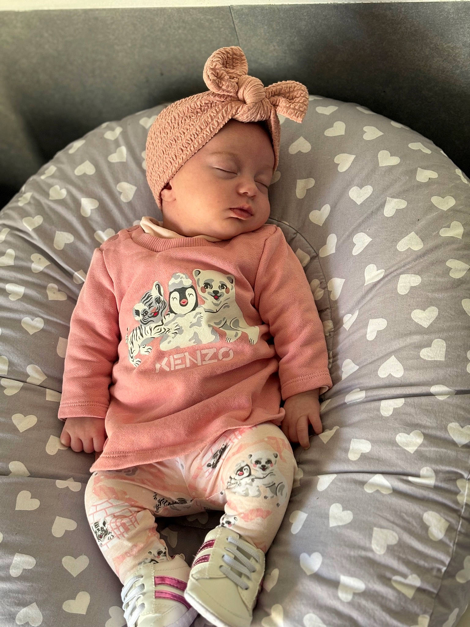 Katalëya participe au concours pour gagner de l'argent avec cette photo : baby, baby_products, baby_sleeping, baby_toddler_clothing, cap, child, comfort, costume_hat, fashion_accessory, headwear, jewellery, knee, linens, pattern, person, personal_protective_equipment, pink, skin, sleeve, textile