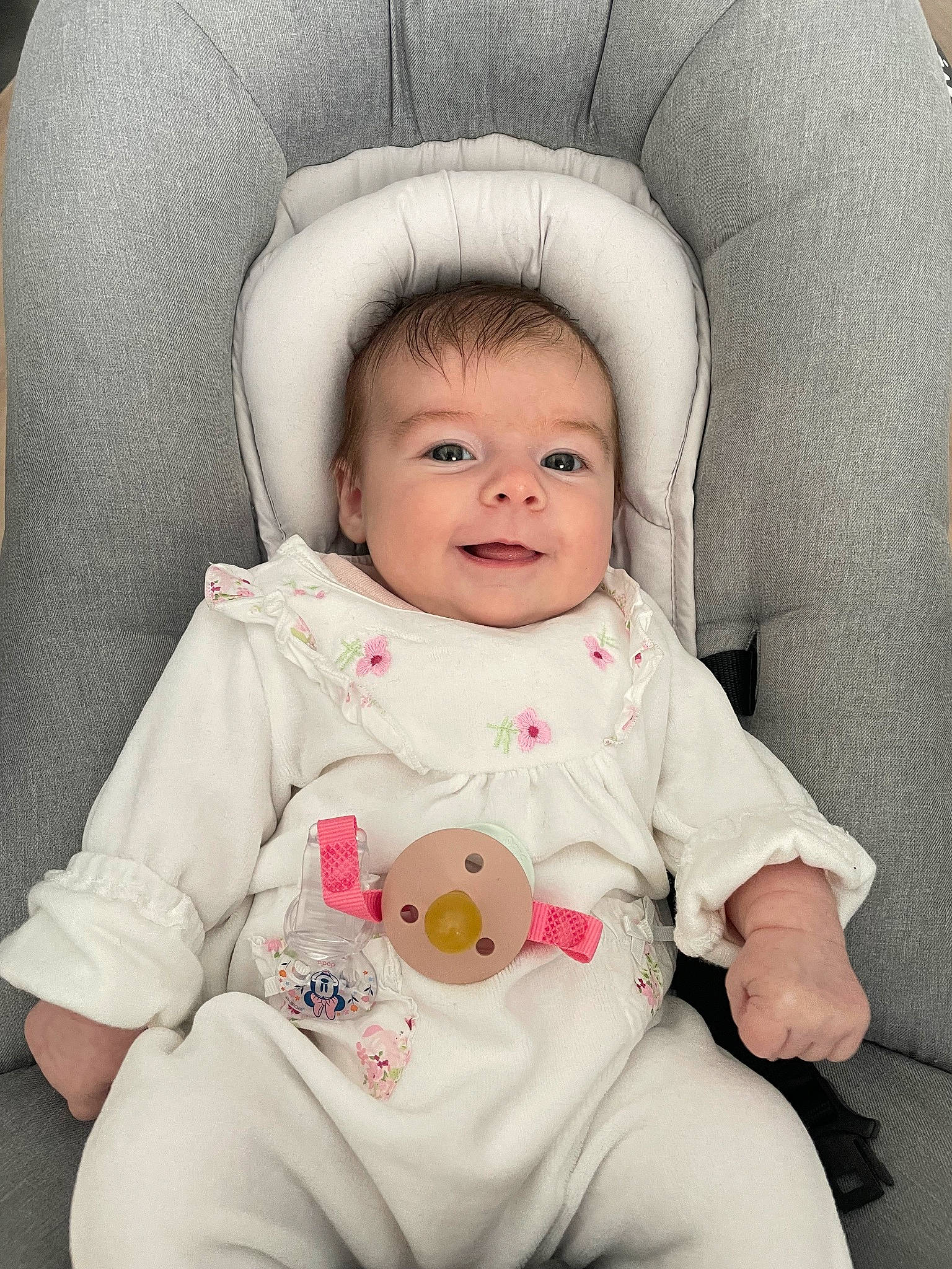 Charlize participe au concours pour gagner de l'argent avec cette photo : baby, baby_safety, baby_toddler_clothing, cheek, collar, comfort, eye, eyebrow, happy, iris, mammal, nose, outerwear, person, product, skin, sleeve, smile, textile, toddler