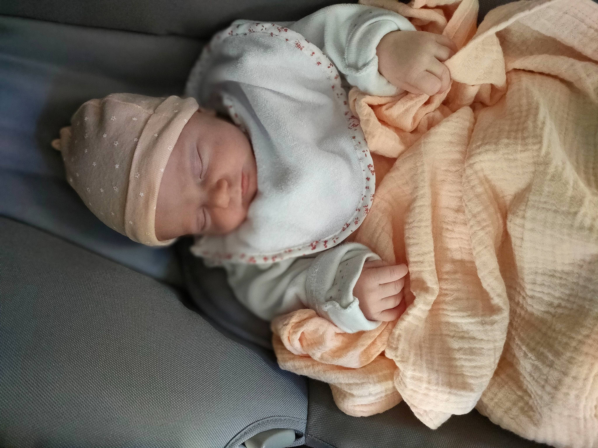 Emma a rejoint le concours — aidez-le/la à gagner de superbes lots ! baby, baby_products, baby_safety, baby_sleeping, baby_toddler_clothing, child, comfort, hand, hat, headgear, headwear, linens, pattern, peach, person, room, skin, sleep, toddler