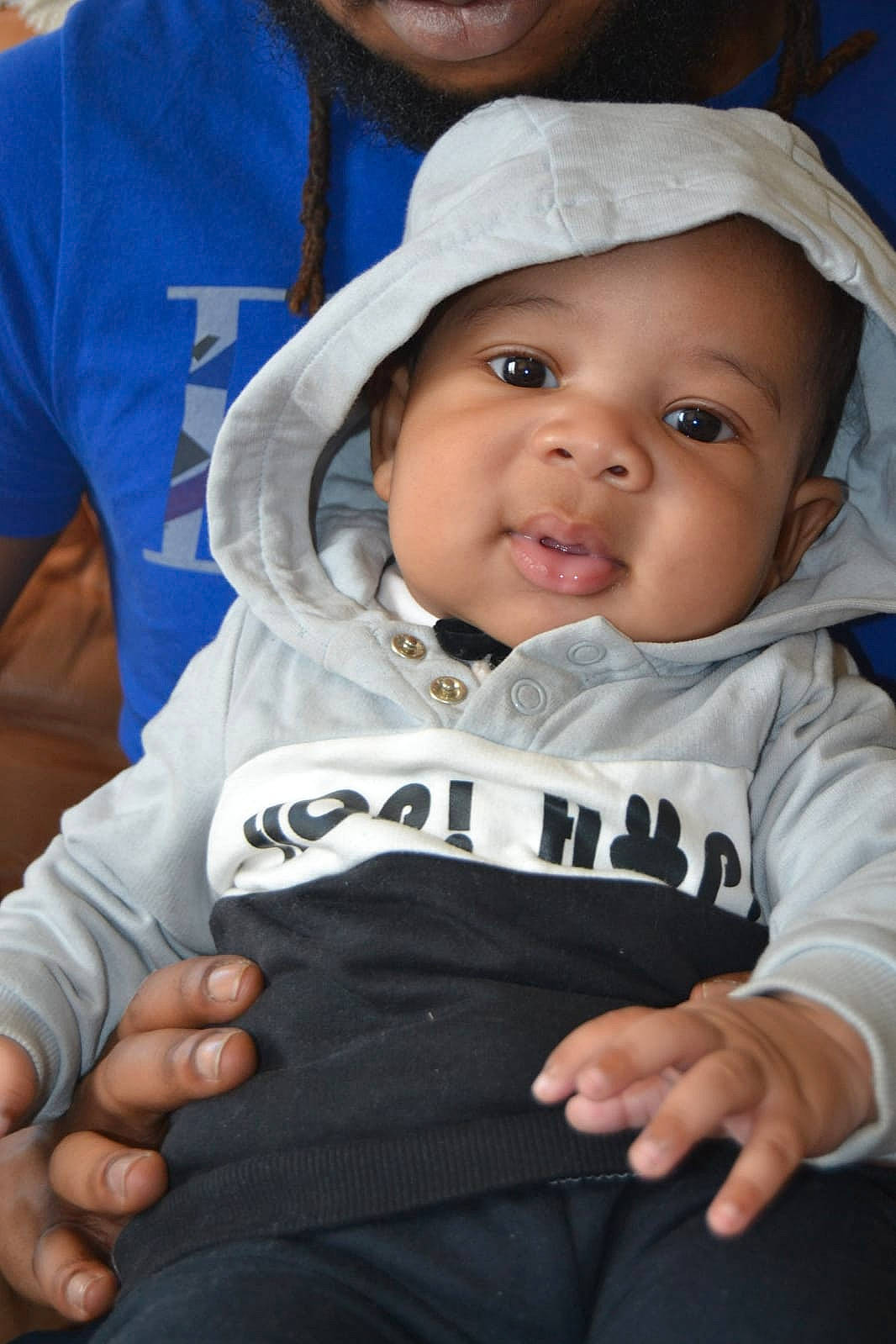 Nayann a rejoint le concours — aidez-le/la à gagner de superbes lots ! baby, baby_carriage, baby_products, cheek, child, eye, headgear, headwear, hoodie, outerwear, people, person, product, sitting, skin, smile, toddler, vacation