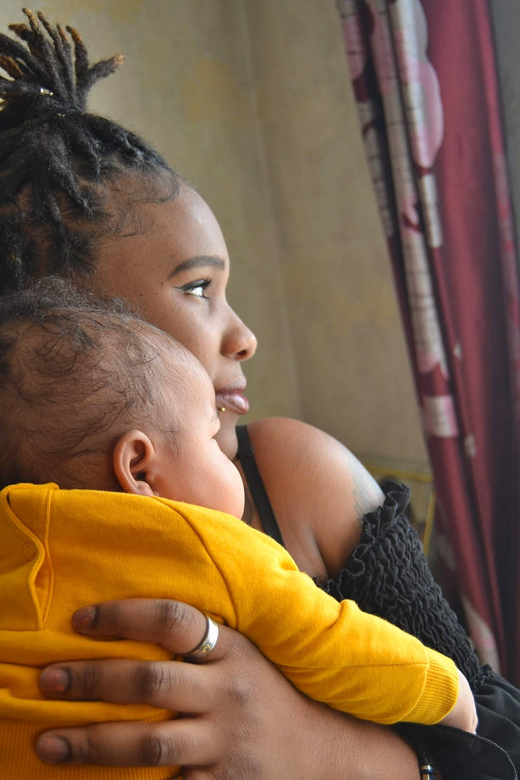 Nayann a rejoint le concours — aidez-le/la à gagner de superbes lots ! child, dreadlocks, hair, hairstyle, hand, neck, person, yellow