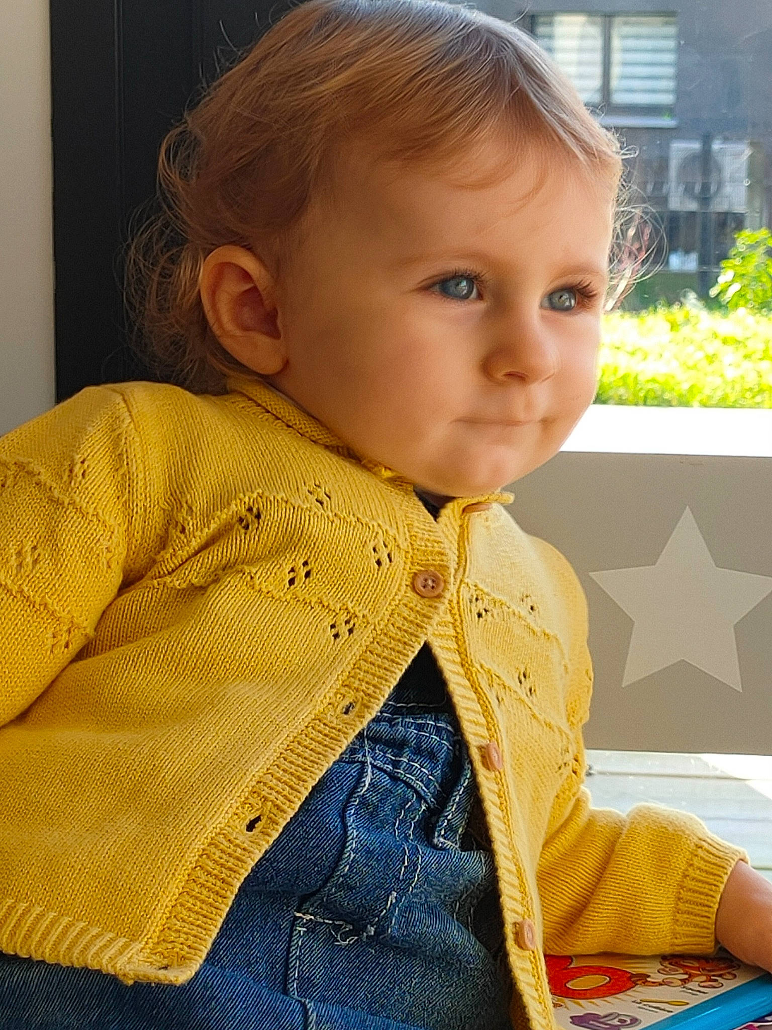 Cali a rejoint le concours — aidez-le/la à gagner de superbes lots ! baby, baby_toddler_clothing, blond, cheek, collar, facial_expression, grass, head, iris, jacket, lip, neck, nose, outerwear, person, plant, skin, sleeve, t_shirt, toddler