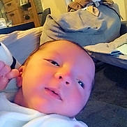 Liam participe au concours pour gagner de l'argent avec cette photo : baby, infant, face, blanket, couch, furniture, indoor, child, person, soft, young, resting, cozy, home, portrait, cute, newborn, expression, lying_down, relaxed