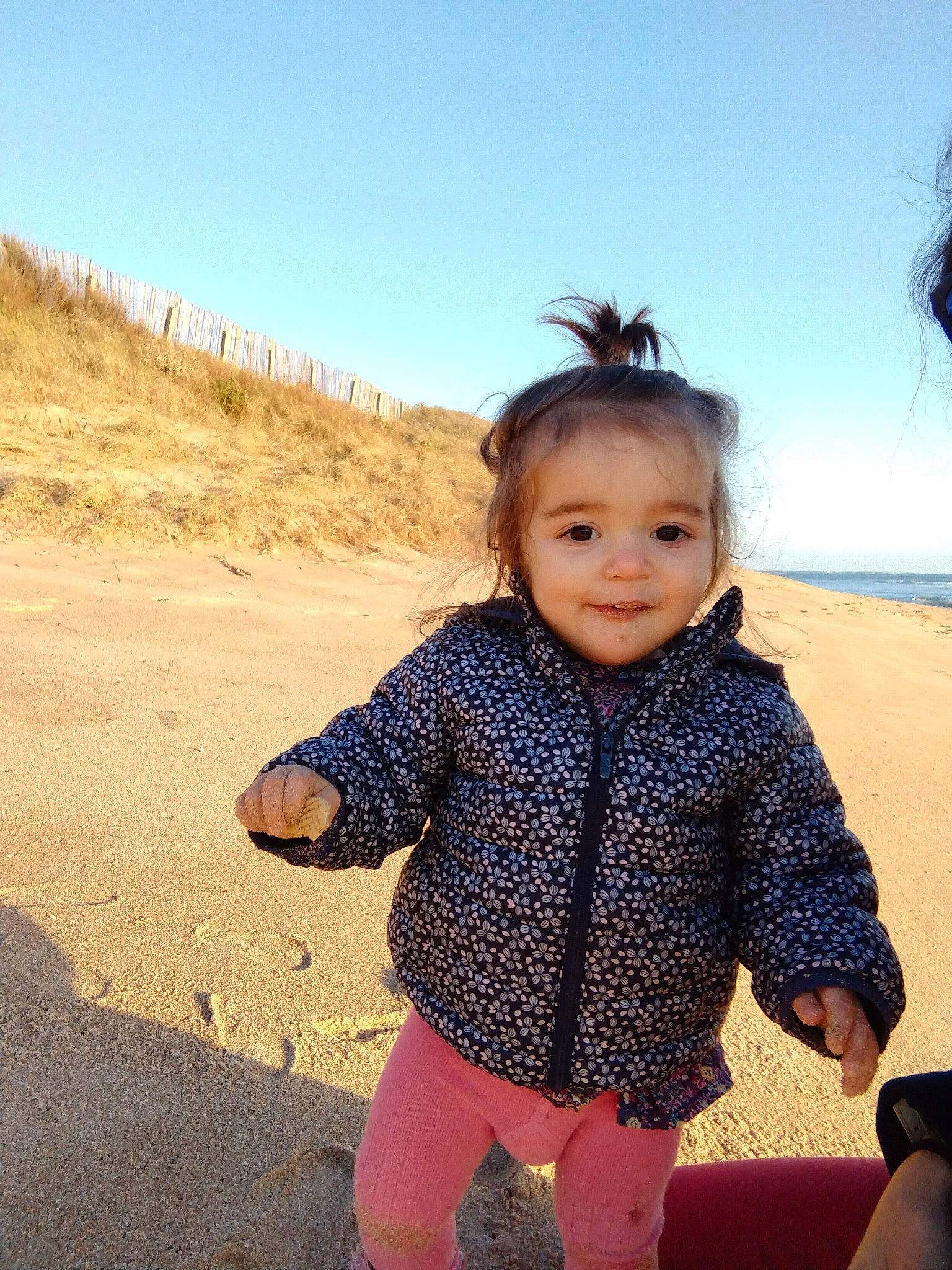 Lou a rejoint le concours — aidez-le/la à gagner de superbes lots ! azure, baby_toddler_clothing, beach, child, electric_blue, flash_photography, fun, happy, horizon, joy, landscape, leisure, people_in_nature, person, sand, sitting, skin, sky, smile, summer