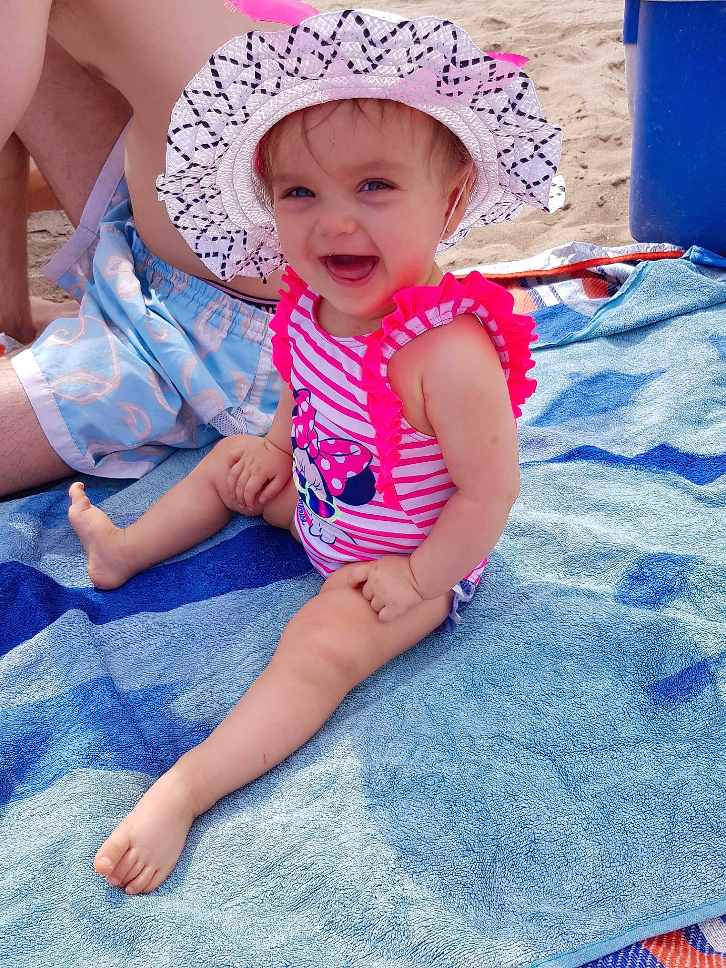 Maëlly participe au concours pour gagner de l'argent avec cette photo : blue, child, cool, day, fun, girl, hair_accessory, happiness, headgear, headwear, infant, leg, person, pink, play, product, skin, smile, summer, sun_hat