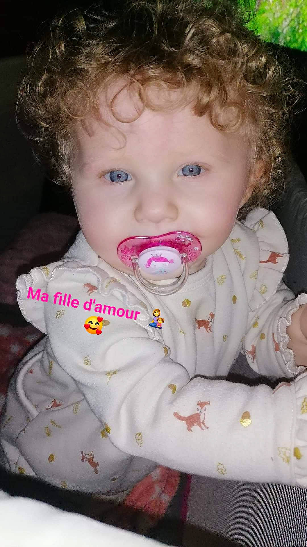 Léna participe au concours pour gagner de l'argent avec cette photo : baby, baby_toddler_clothing, bib, cheek, child, eye, eyebrow, eyelash, fun, grass, hair, happy, iris, lip, nose, person, pink, sitting, skin, sleeve