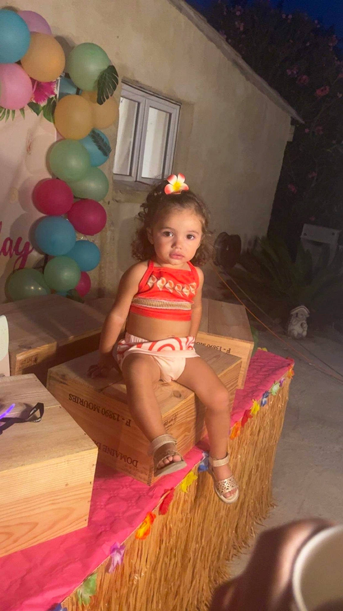 Theana participe au concours pour gagner de l'argent avec cette photo : balloon, child, event, flooring, fun, happy, hardwood, human_leg, leisure, magenta, party_supply, person, pink, room, sandal, sitting, sock, standing, thigh, toddler