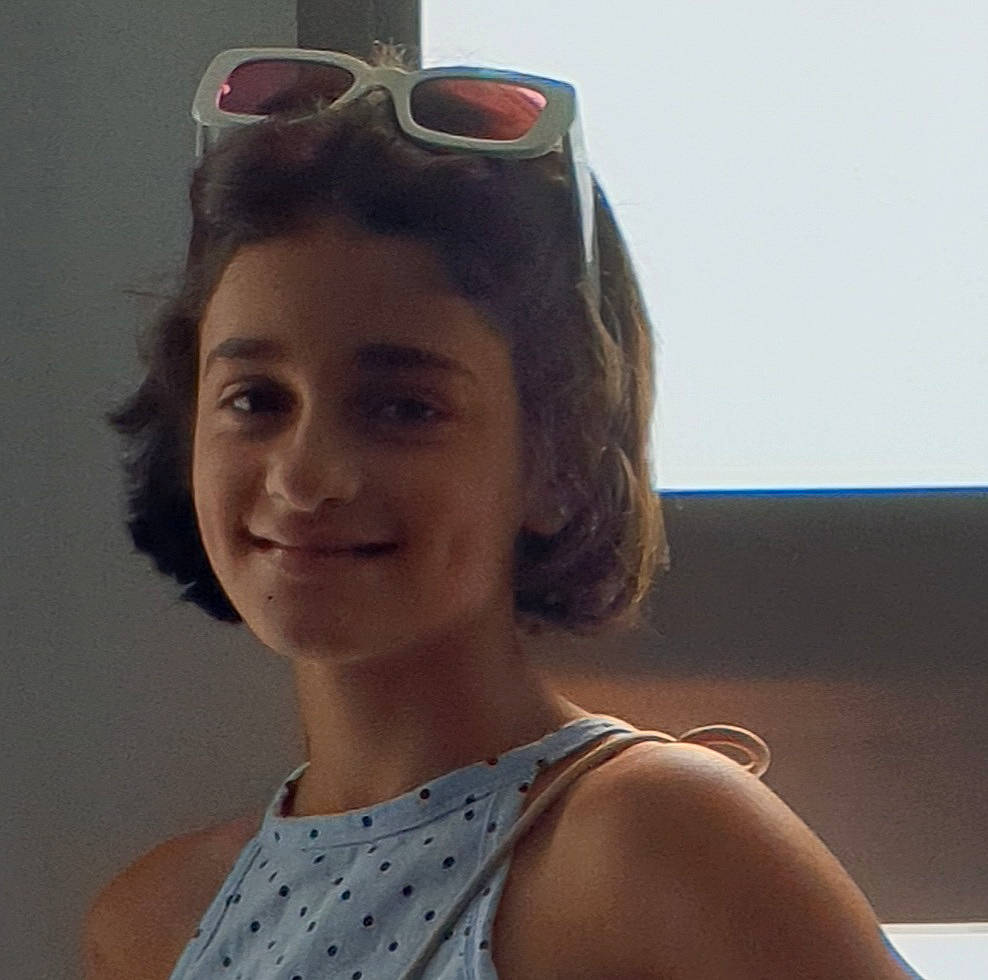 Sabrine a rejoint le concours — aidez-le/la à gagner de superbes lots ! chin, cool, eye, eyebrow, eyewear, face, facial_expression, fashion, goggles, hair, hairstyle, happy, helmet, joy, lip, neck, organ, person, shoulder, smile