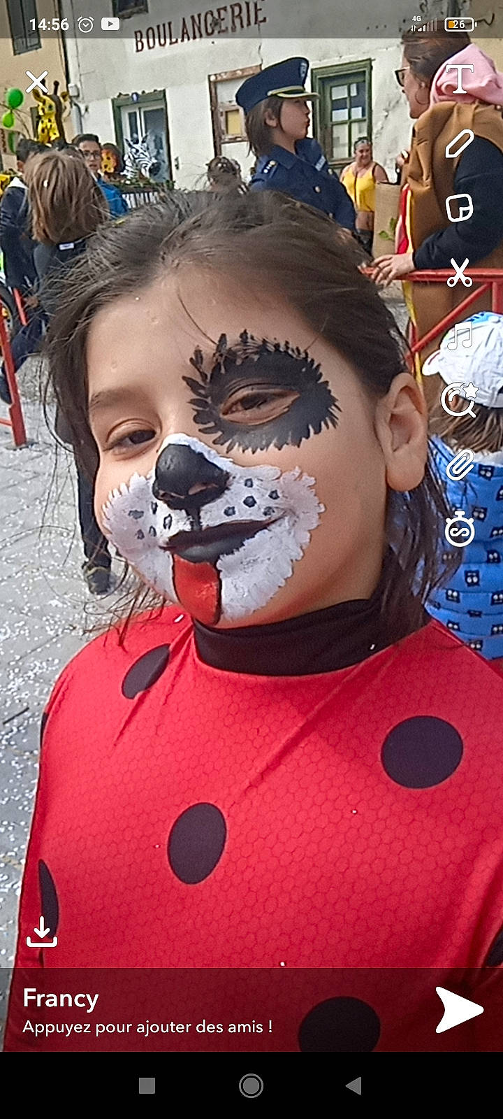 Ivana participe au concours pour gagner de l'argent avec cette photo : art, cheek, chin, cool, costume, entertainment, event, eyebrow, eyelash, eyewear, fan, fun, happy, head, headgear, headwear, mask, mouth, necklace, performing_arts