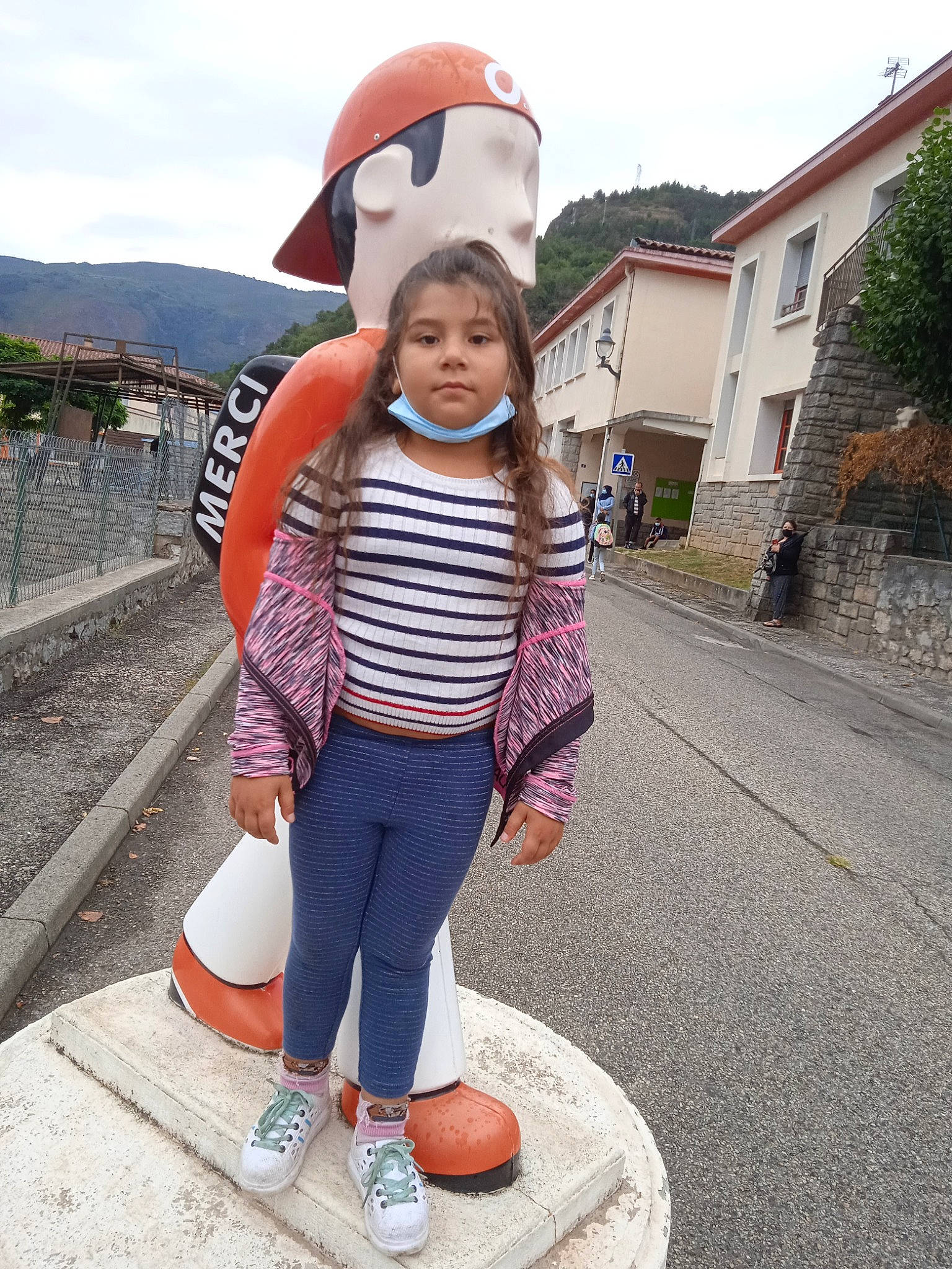 Ivana a rejoint le concours — aidez-le/la à gagner de superbes lots ! asphalt, child, cloud, cool, fun, helmet, leisure, pattern, person, pink, plant, public_space, recreation, sky, sleeve, standing, toddler, travel, tree, waist