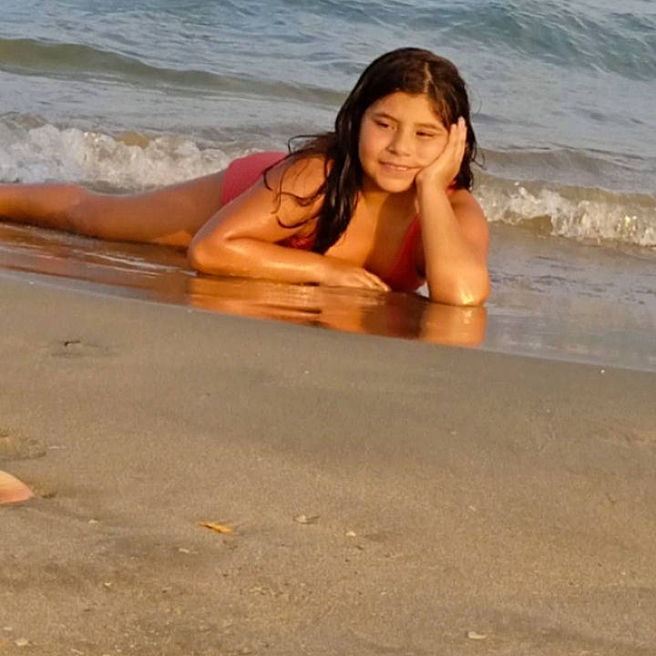 Ivana participe au concours pour gagner de l'argent avec cette photo : arm, barefoot, beach, coastal_and_oceanic_landforms, dress, eye, flash_photography, hair, hairstyle, hand, happy, head, human_body, joy, leg, people_in_nature, people_on_beach, person, smile, sunlight