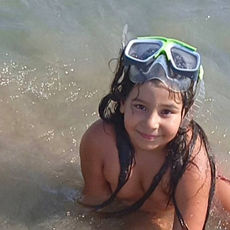 Ivana participe au concours pour gagner de l'argent avec cette photo : bathing, diving_equipment, diving_mask, eyewear, face, facial_expression, fun, goggles, happy, headgear, headwear, joy, leisure, outdoor_recreation, person, personal_protective_equipment, recreation, smile, sunlight, swimming_pool