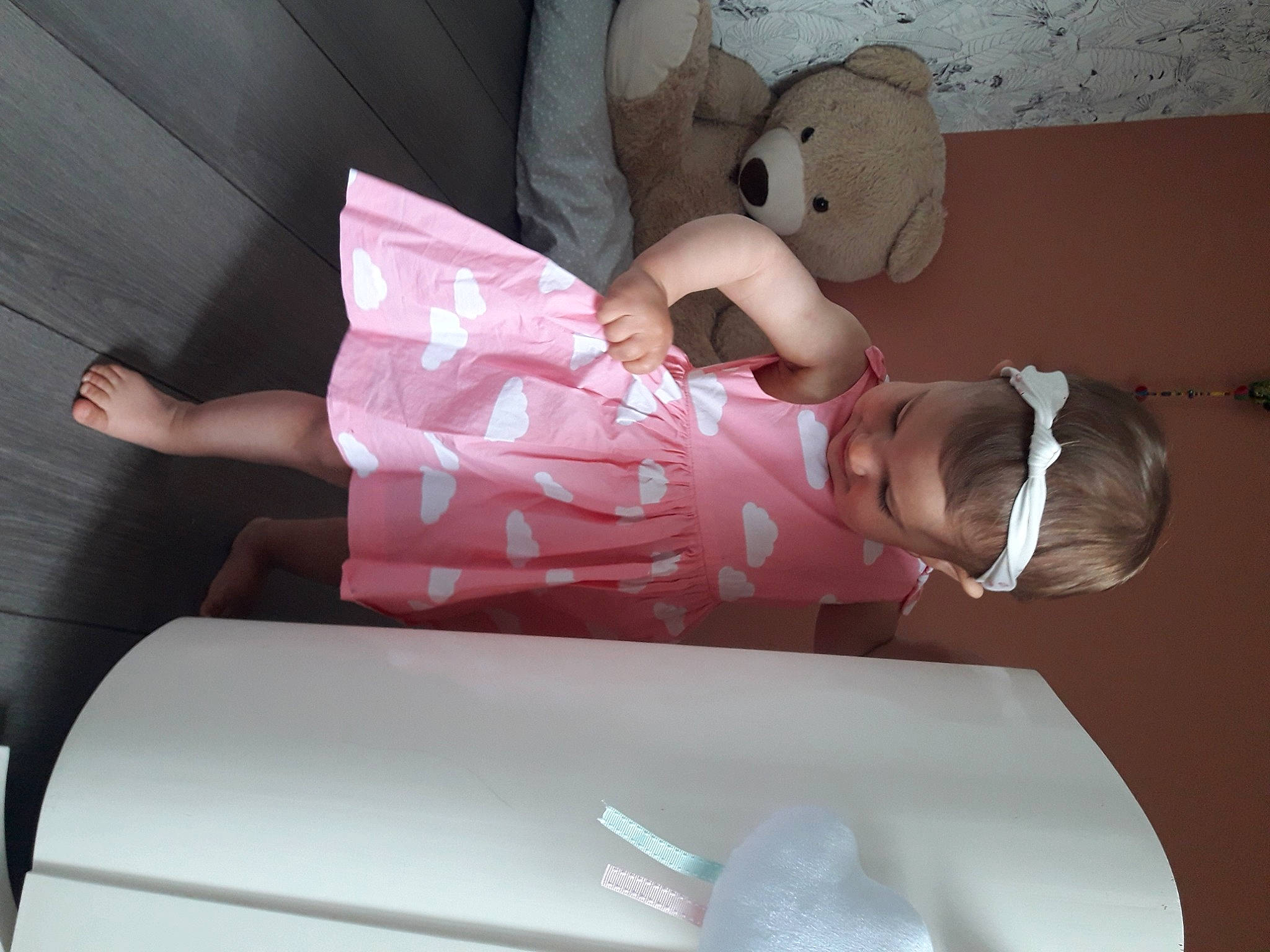 Brune a rejoint le concours — aidez-le/la à gagner de superbes lots ! baby, baby_products, child, comfort, finger, fun, human_leg, magenta, person, room, smile, thigh, toddler, toy