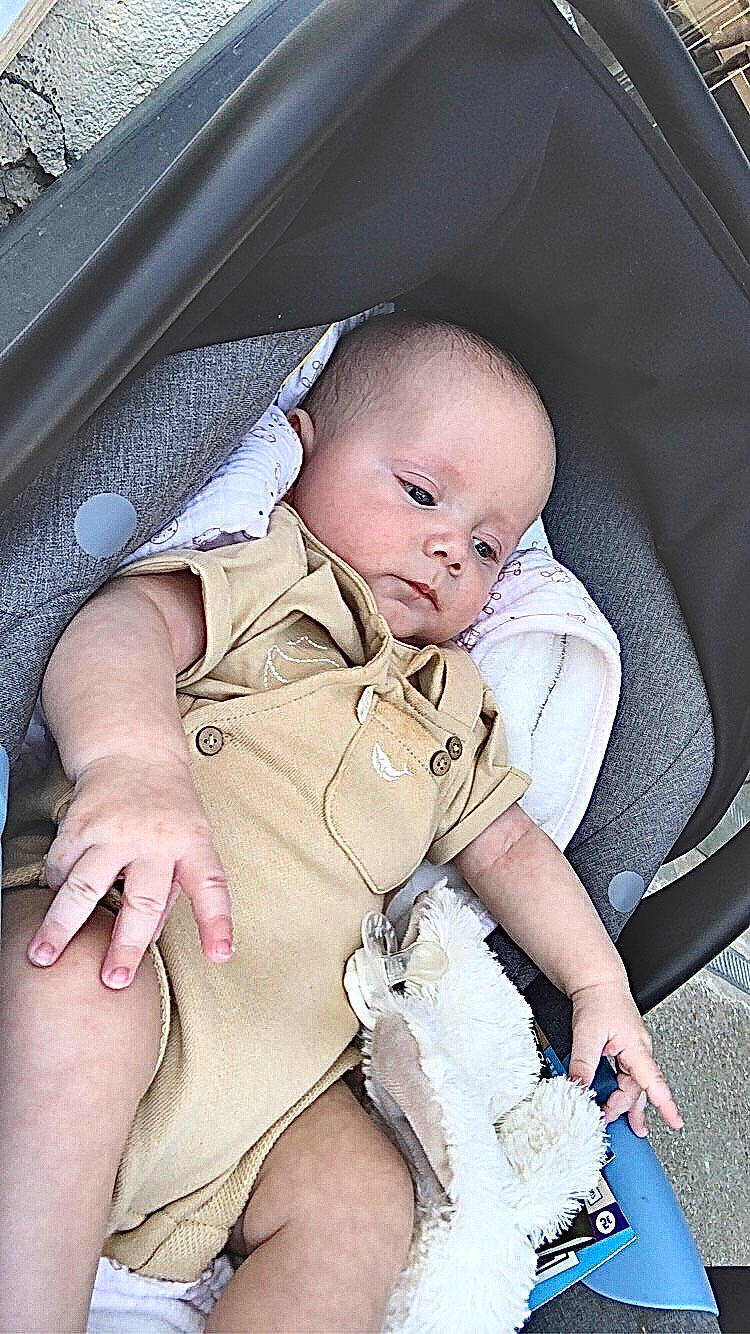 Tony participe au concours pour gagner de l'argent avec cette photo : arm, auto_part, baby, baby_carriage, baby_products, baby_toddler_clothing, car_seat, cheek, child, comfort, finger, gesture, human_body, mammal, person, skin, stomach, thigh, thumb, toddler