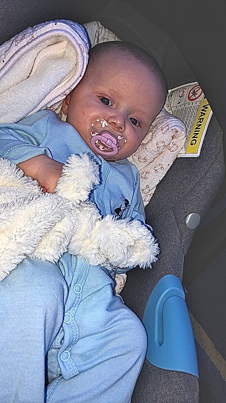 Tony participe au concours pour gagner de l'argent avec cette photo : abdomen, baby, baby_products, baby_sleeping, baby_toddler_clothing, car_seat, cheek, child, comfort, electric_blue, fashion_accessory, fur, gesture, happy, iris, linens, person, sitting, skin, thumb