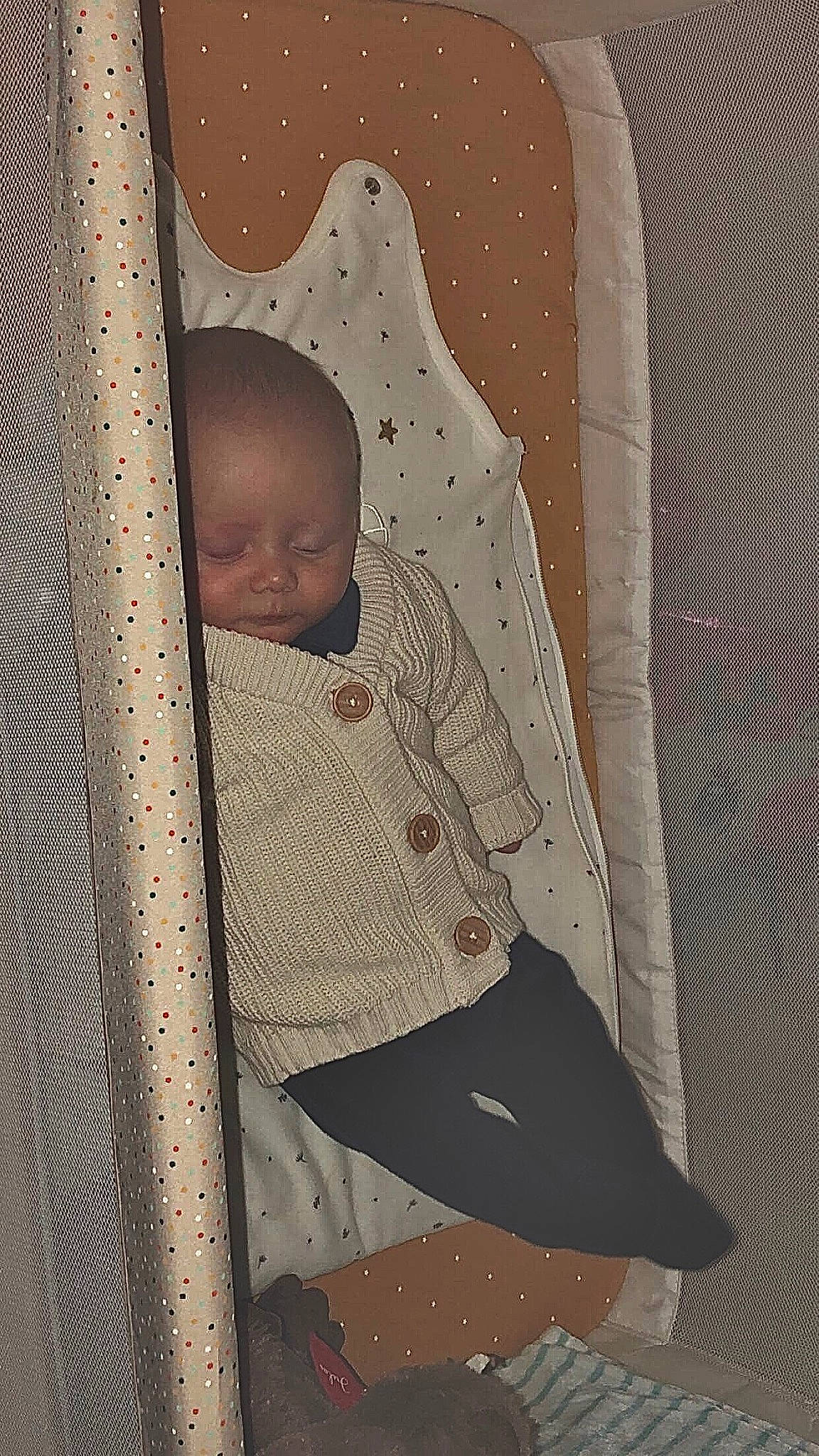 Tony a rejoint le concours — aidez-le/la à gagner de superbes lots ! art, baby, baby_carriage, baby_products, baby_safety, baby_sleeping, baby_toddler_clothing, child, circle, comfort, linens, outerwear, pattern, person, polka_dot, sitting, sleeve, textile, toddler, visual_arts