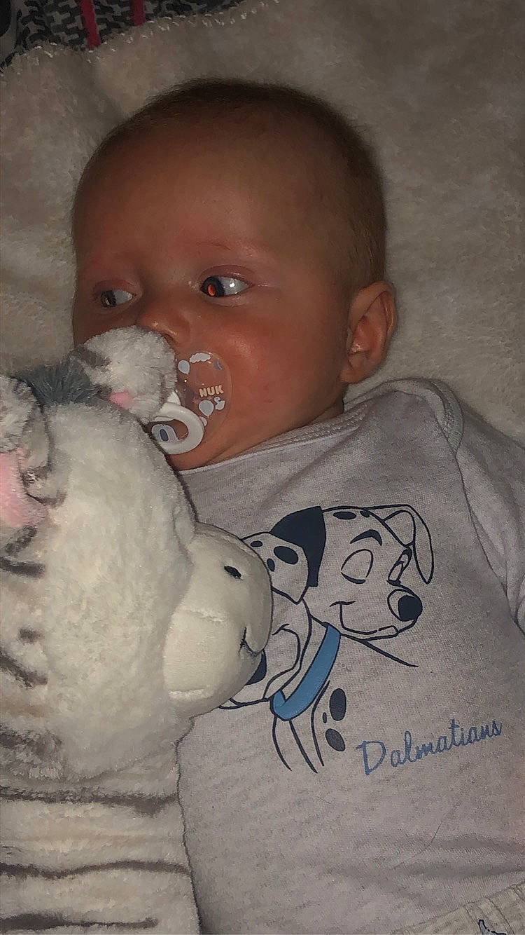 Tony participe au concours pour gagner de l'argent avec cette photo : arm, baby, baby_toddler_clothing, cheek, chin, comfort, ear, eye, happy, head, human_body, iris, lip, mouth, neck, nose, organ, person, skin, sleeve