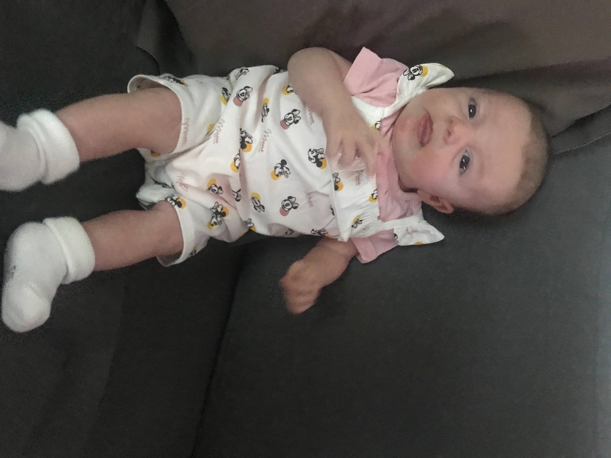 éléna a rejoint le concours — aidez-le/la à gagner de superbes lots ! baby, baby_toddler_clothing, cheek, child, comfort, flash_photography, flooring, foot, fun, grass, human_body, human_leg, knee, leg, pattern, person, sitting, skin, sleeve, toddler