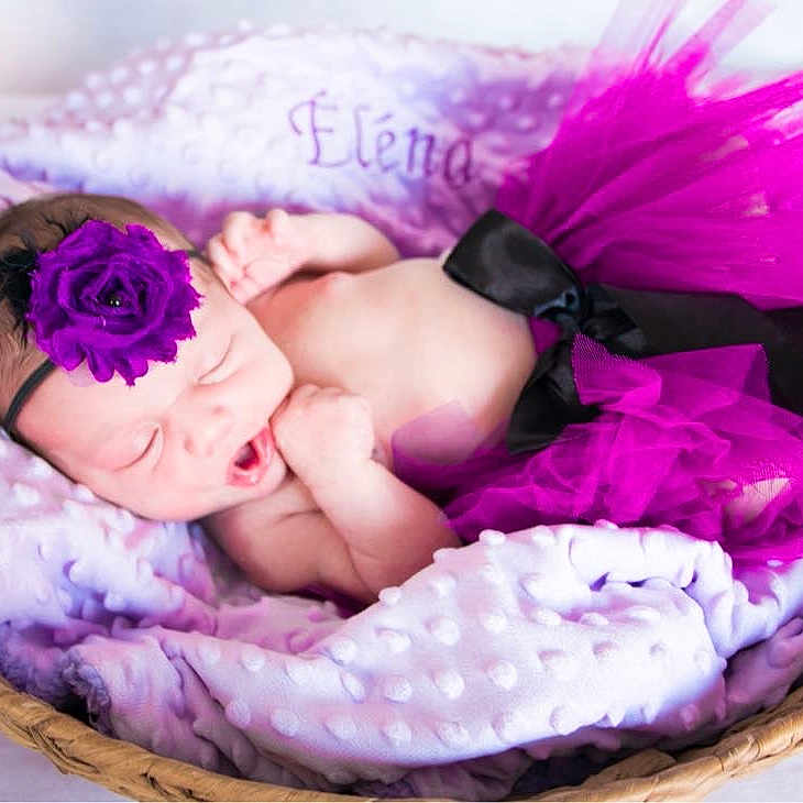 éléna a rejoint le concours — aidez-le/la à gagner de superbes lots ! baby, baby_sleeping, baby_toddler_clothing, cap, comfort, costume_hat, flower, font, happy, hat, headgear, headpiece, magenta, petal, pink, product, purple, textile, toddler, violet