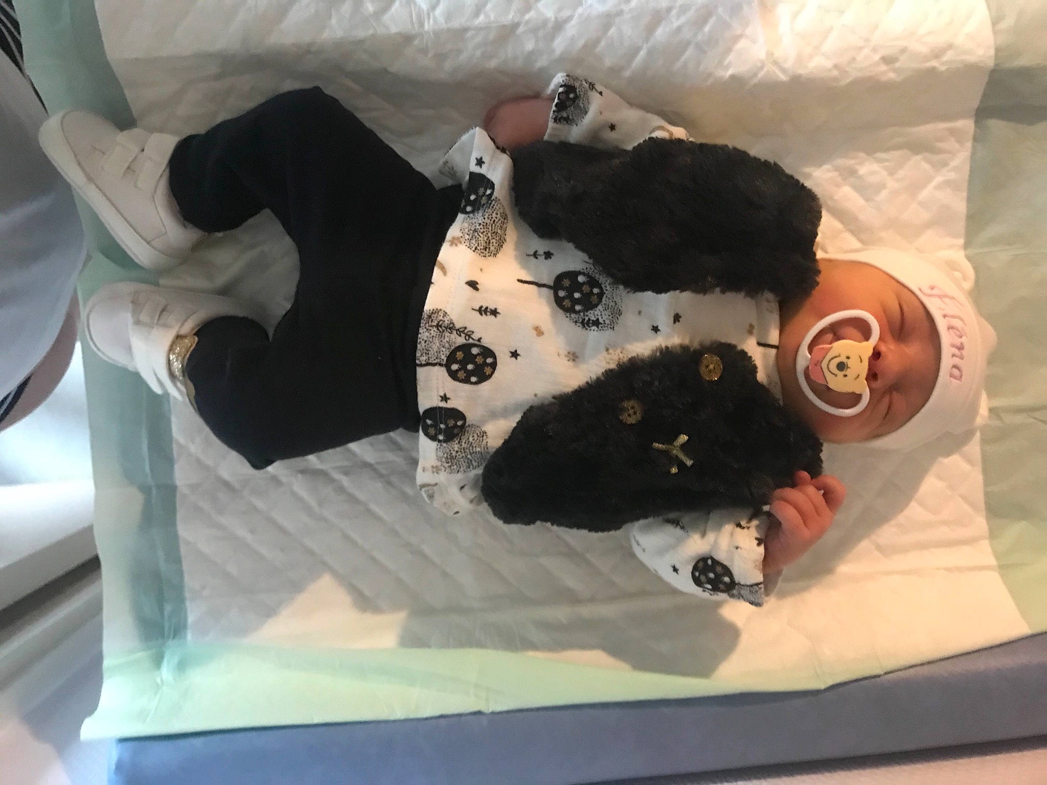 éléna participe au concours pour gagner de l'argent avec cette photo : child, comfort, couch, dress, flooring, formal_wear, glass, linens, nap, person, room, sitting, sleeve, stuffed_toy, suit, textile, toy, vehicle_door