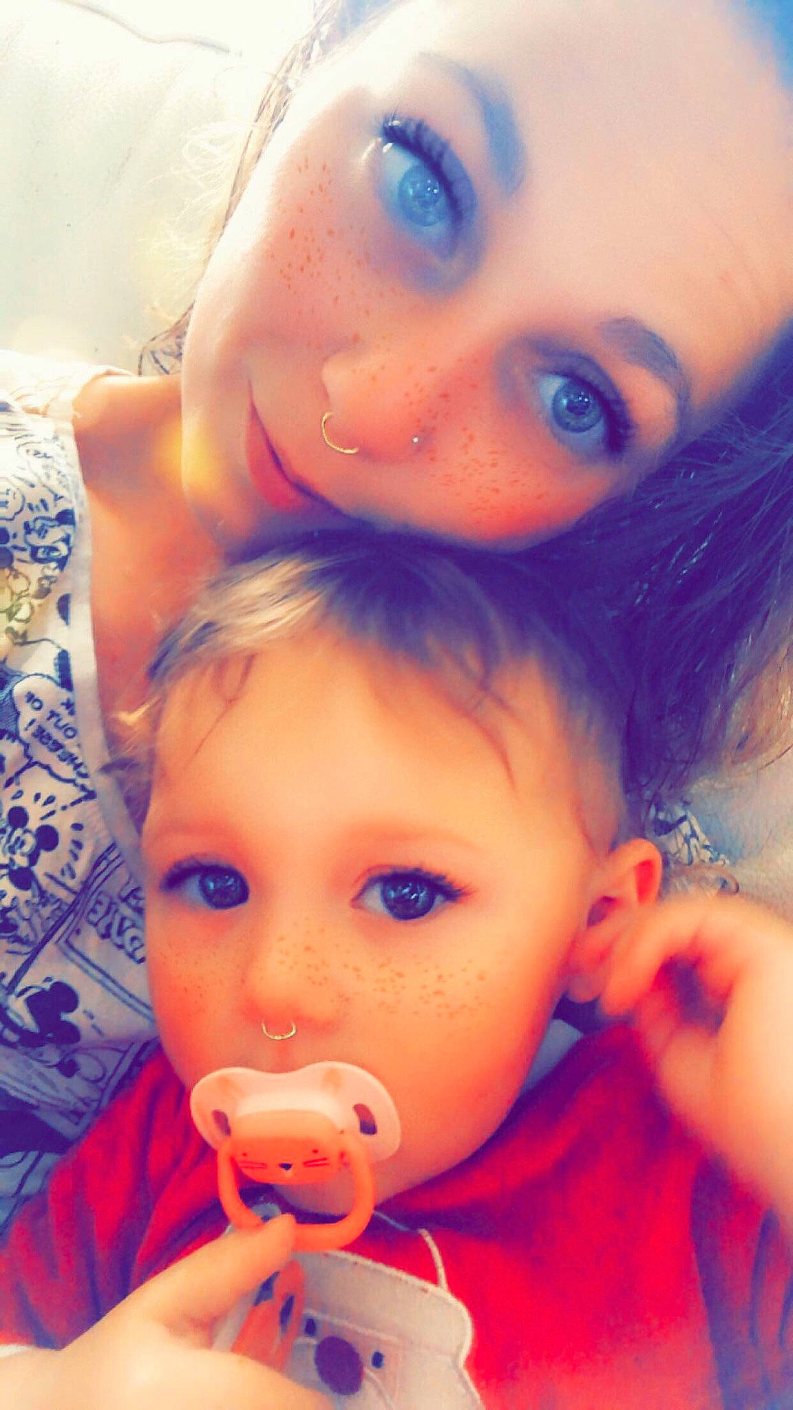 Lucy participe au concours pour gagner de l'argent avec cette photo : beauty, black_hair, blue, cheek, eyebrow, eyelash, facial_expression, finger, fun, gesture, happy, human, iris, lip, mouth, nose, orange, organ, person, photograph