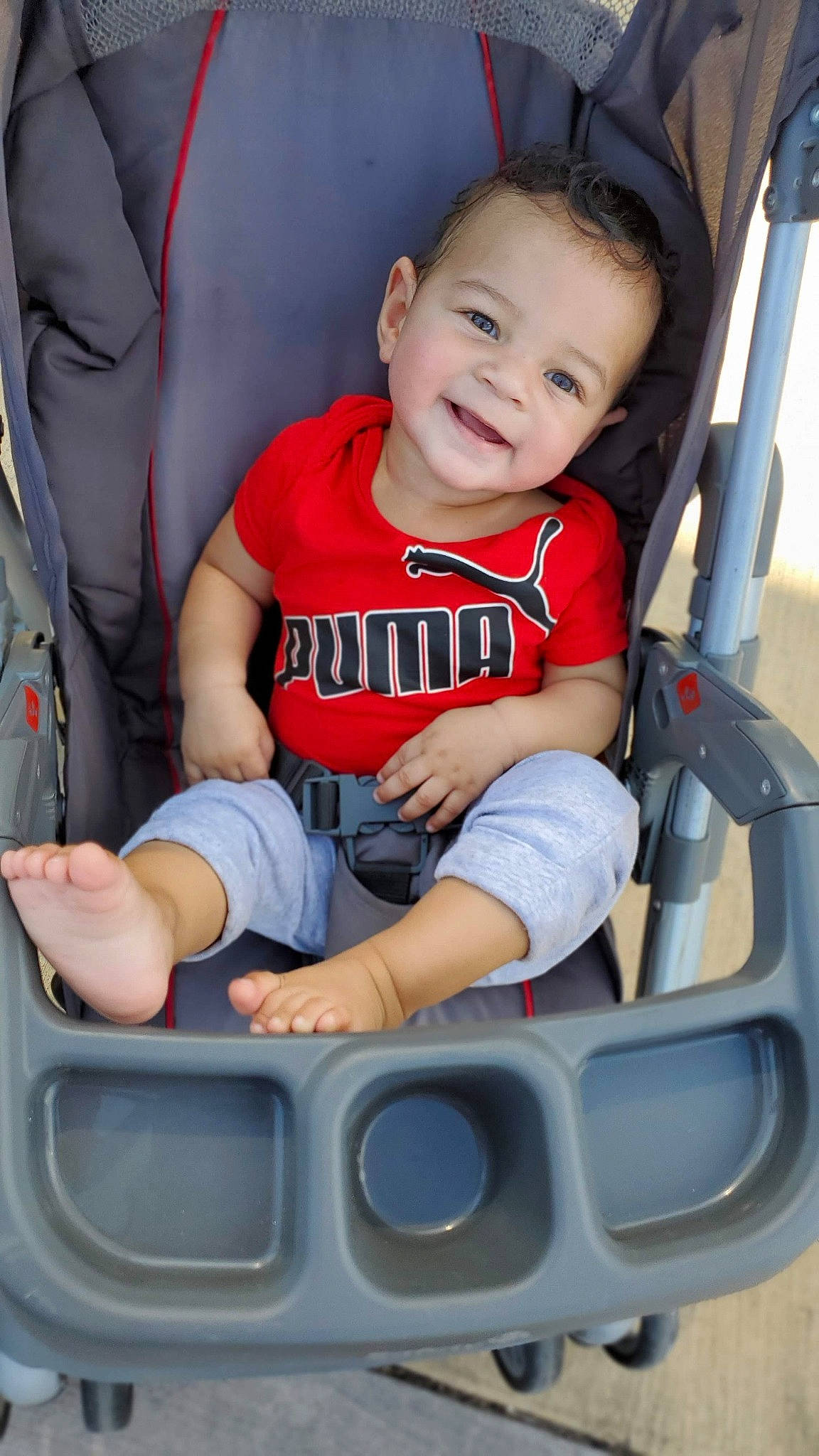 Jiraiya is registered to the contest to win money with this photo: auto_part, automotive_design, automotive_exterior, baby, baby_toddler_clothing, chair, child, fun, hand, happy, joy, leg, leisure, motor_vehicle, person, recreation, shorts, smile, t_shirt, thigh