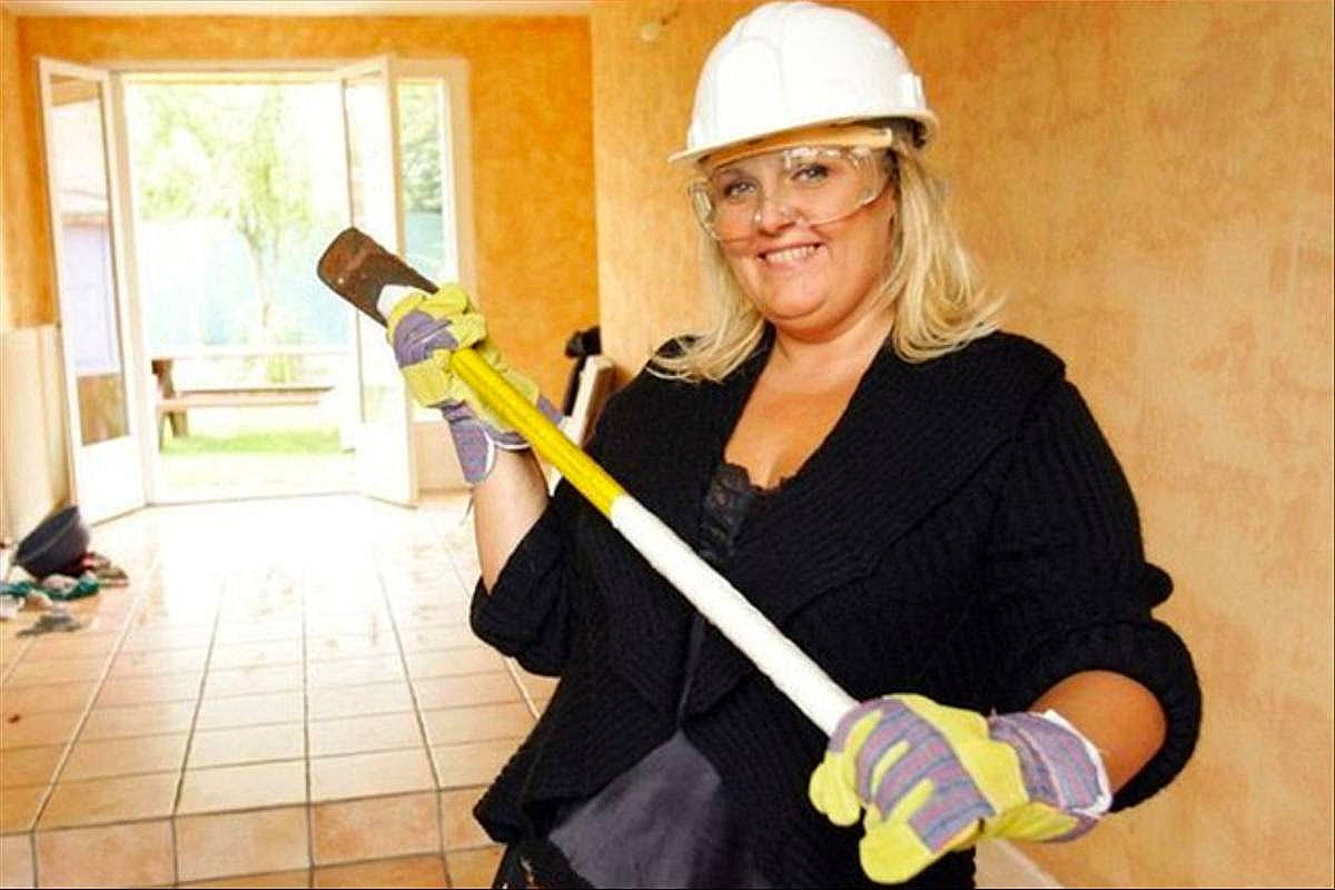 Valérie participe au concours pour gagner de l'argent avec cette photo : cleanliness, costume, engineer, glove, goggles, hard_hat, headwear, helmet, housekeeper, joy, person, personal_protective_equipment, safety_glove, workwear