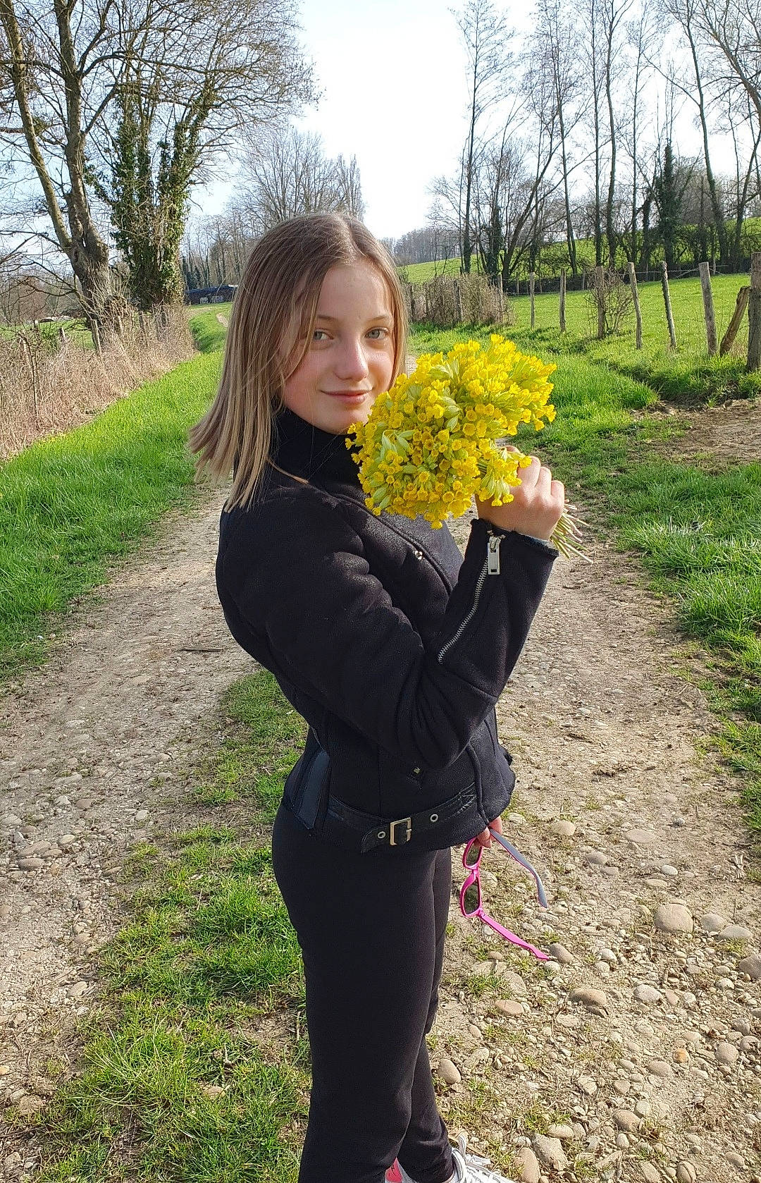 Lola participe au concours pour gagner de l'argent avec cette photo : flower, flowering_plant, formal_wear, fun, grass, grassland, happy, joy, meadow, natural_landscape, people_in_nature, person, plant, rose, shrub, sky, sleeve, smile, soil, sweatpant