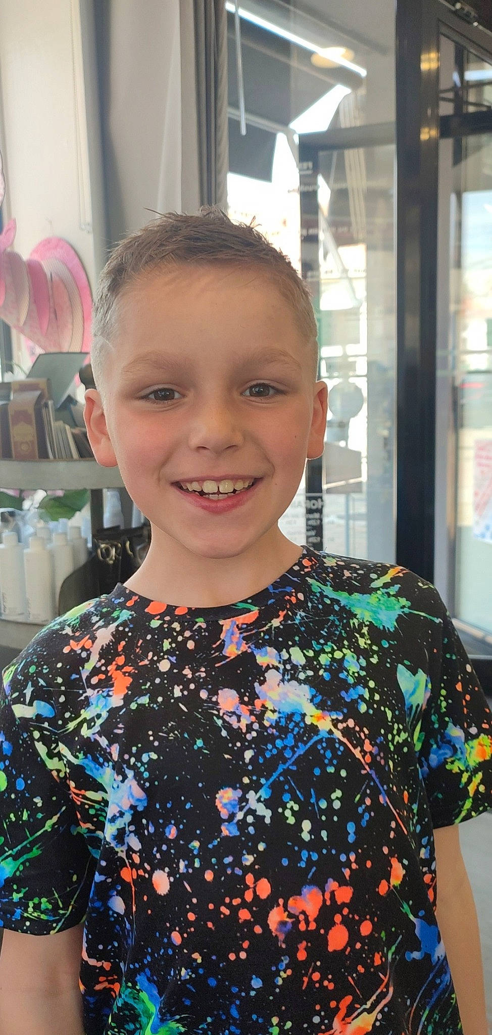 Aaron a rejoint le concours — aidez-le/la à gagner de superbes lots ! child, electric_blue, event, eyewear, face, fashion_accessory, fashion_design, fun, hair, hairstyle, happy, jewellery, joy, magenta, necklace, pattern, person, sleeve, smile, street_fashion