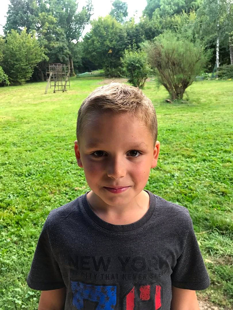 Aaron a rejoint le concours — aidez-le/la à gagner de superbes lots ! chin, electric_blue, forehead, fun, grass, grassland, green, hairstyle, happy, jaw, joy, leaf, leisure, nature, neck, people_in_nature, person, plant, sky, summer