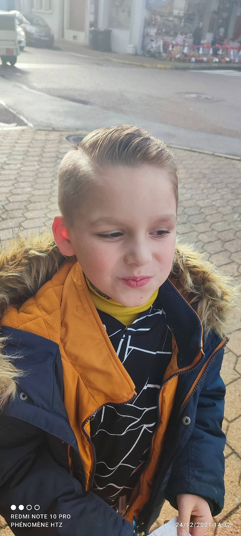 Aaron a rejoint le concours — aidez-le/la à gagner de superbes lots ! blond, brown_hair, chin, clothing, crew_cut, electric_blue, eye, eyebrow, fun, grass, happy, head, iris, jacket, mohawk_hairstyle, outerwear, person, sleeve, street_fashion, vacation