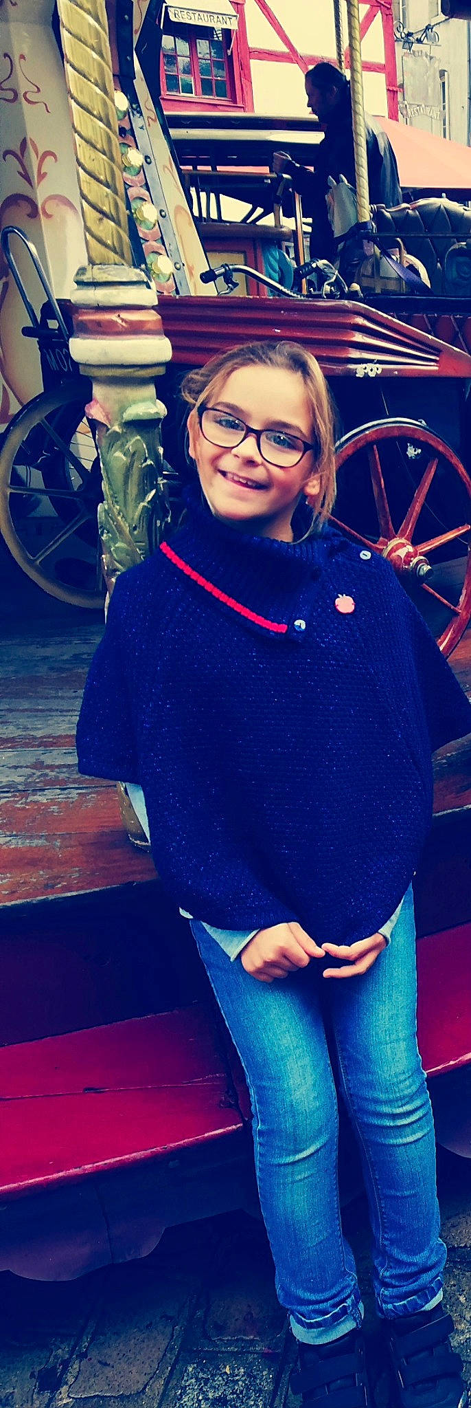 Maëlle a rejoint le concours — aidez-le/la à gagner de superbes lots ! blue, cobalt_blue, electric_blue, eyewear, glasses, jeans, joy, outerwear, person, sleeve, smile, sweater, top