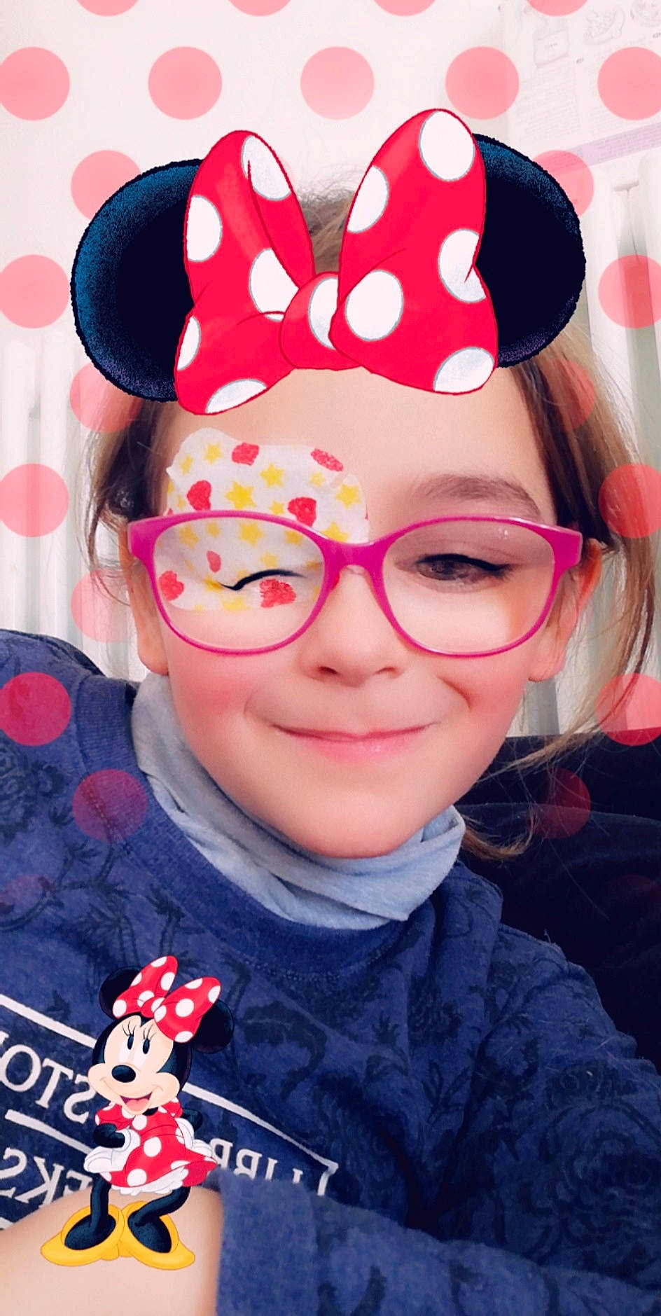 Maëlle participe au concours pour gagner de l'argent avec cette photo : child, cool, costume_accessory, costume_hat, ear, eyewear, fashion_accessory, glasses, headgear, lip, person, photography, pink, smile, sunglasses, vision_care