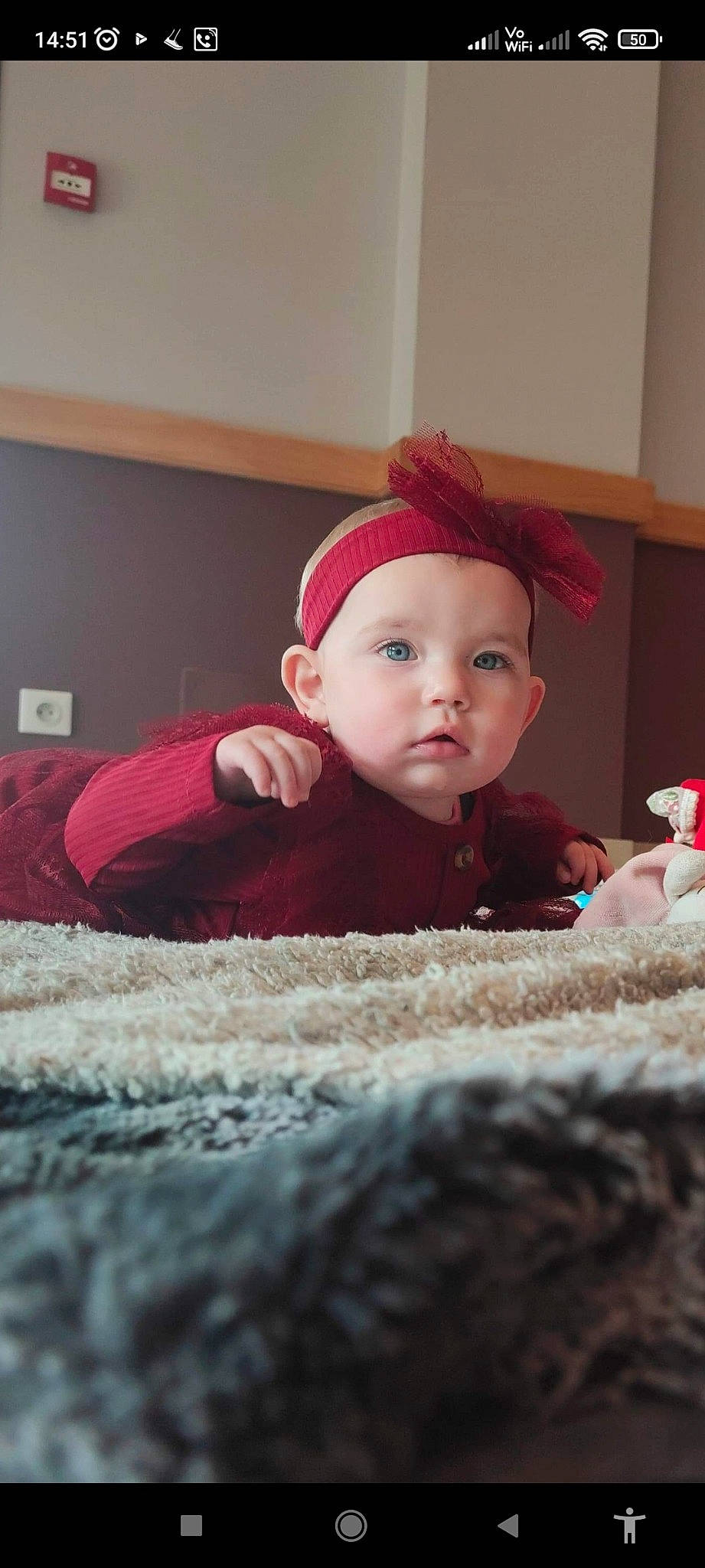 Ruby-louise participe au concours pour gagner de l'argent avec cette photo : baby, baby_toddler_clothing, carmine, cheek, child, christmas, comfort, event, face, flooring, fun, fur, headgear, headwear, holiday, linens, person, room, sitting, skin