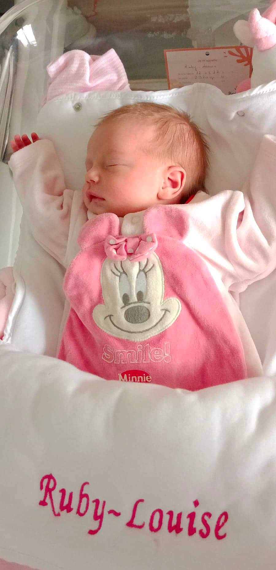 Ruby-louise participe au concours pour gagner de l'argent avec cette photo : baby, baby_products, baby_sleeping, baby_toddler_clothing, cheek, child, comfort, drinkware, eyelash, face, happy, head, infant_bed, linens, neck, person, pink, sitting, skin, sleeve