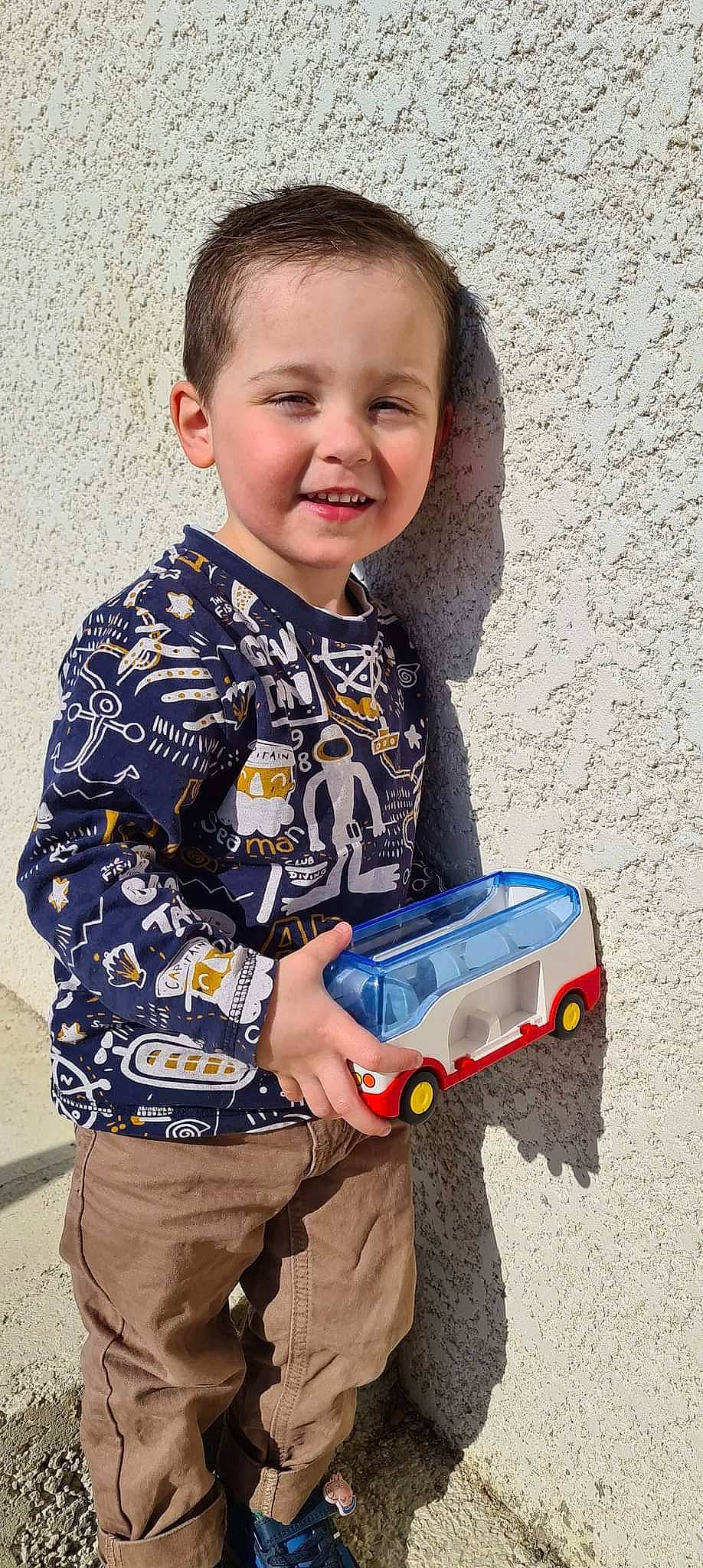 Owen participe au concours pour gagner de l'argent avec cette photo : arm, baby, baby_toddler_clothing, child, clothing, electric_blue, face, fun, gadget, hand, happy, joy, pattern, person, photograph, sitting, sleeve, smile, t_shirt, toddler