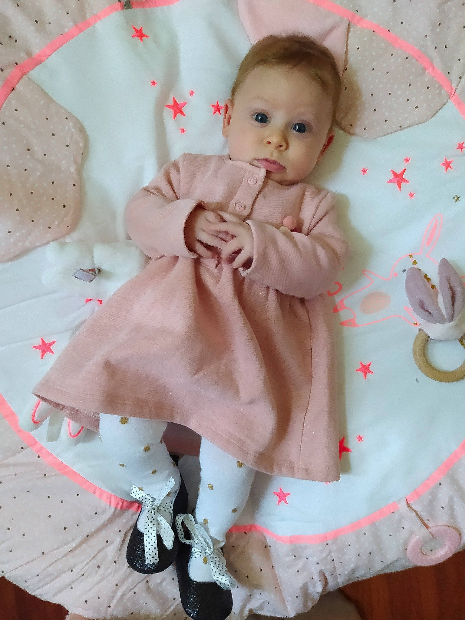 Rachel a rejoint le concours — aidez-le/la à gagner de superbes lots ! baby, baby_products, baby_toddler_clothing, cheek, child, clothing, dress, happy, head, linens, outerwear, pattern, peach, person, pink, ruffle, skin, sleeve, surprise, textile