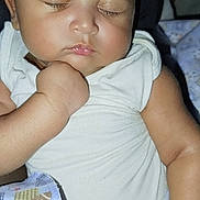 Zayne a rejoint le concours — aidez-le/la à gagner de superbes lots ! baby, sleeping, infant, onesie, blanket, hand, face, peaceful, chubby_cheeks, indoors, portrait, resting, child, cute, soft_lighting, closeup, person, toddler, sleep, cozy