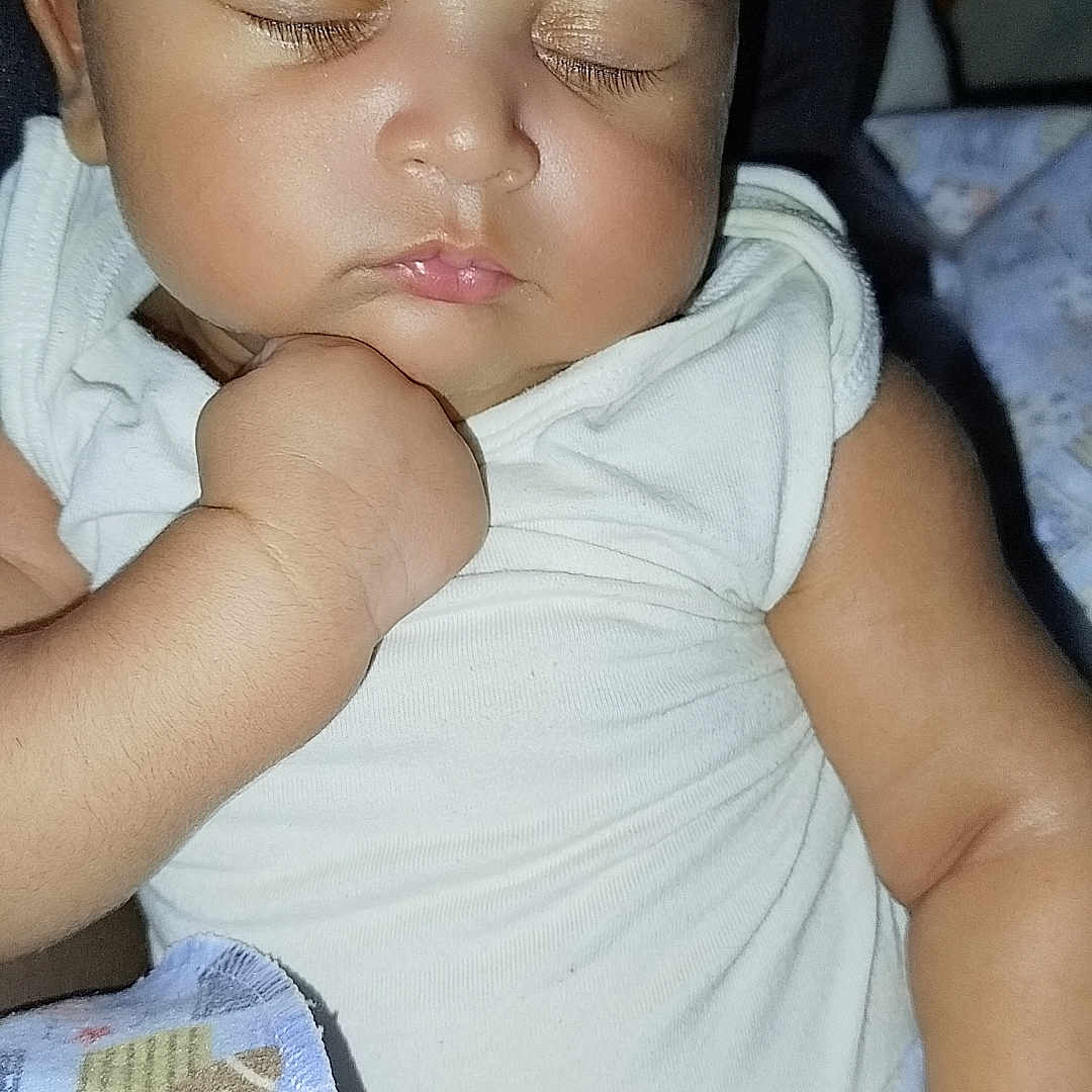 Zayne a rejoint le concours — aidez-le/la à gagner de superbes lots ! baby, blanket, child, chubby_cheeks, closeup, cozy, cute, face, hand, indoors, infant, onesie, peaceful, person, portrait, resting, sleep, sleeping, soft_lighting, toddler
