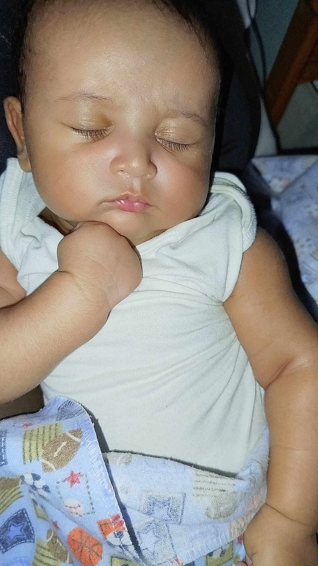 Zayne a rejoint le concours — aidez-le/la à gagner de superbes lots ! baby, sleeping, infant, onesie, blanket, hand, face, peaceful, chubby_cheeks, indoors, portrait, resting, child, cute, soft_lighting, closeup, person, toddler, sleep, cozy