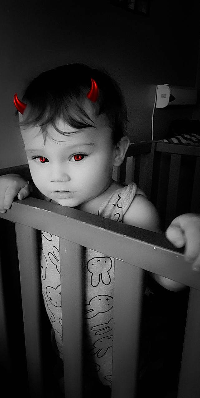 Maximilien participe au concours pour gagner de l'argent avec cette photo : arm, black, black_and_white, cheek, child, doll, eye, face, forehead, head, iris, joint, lip, monochrome, monochrome_photography, nose, organ, person, skin, toy