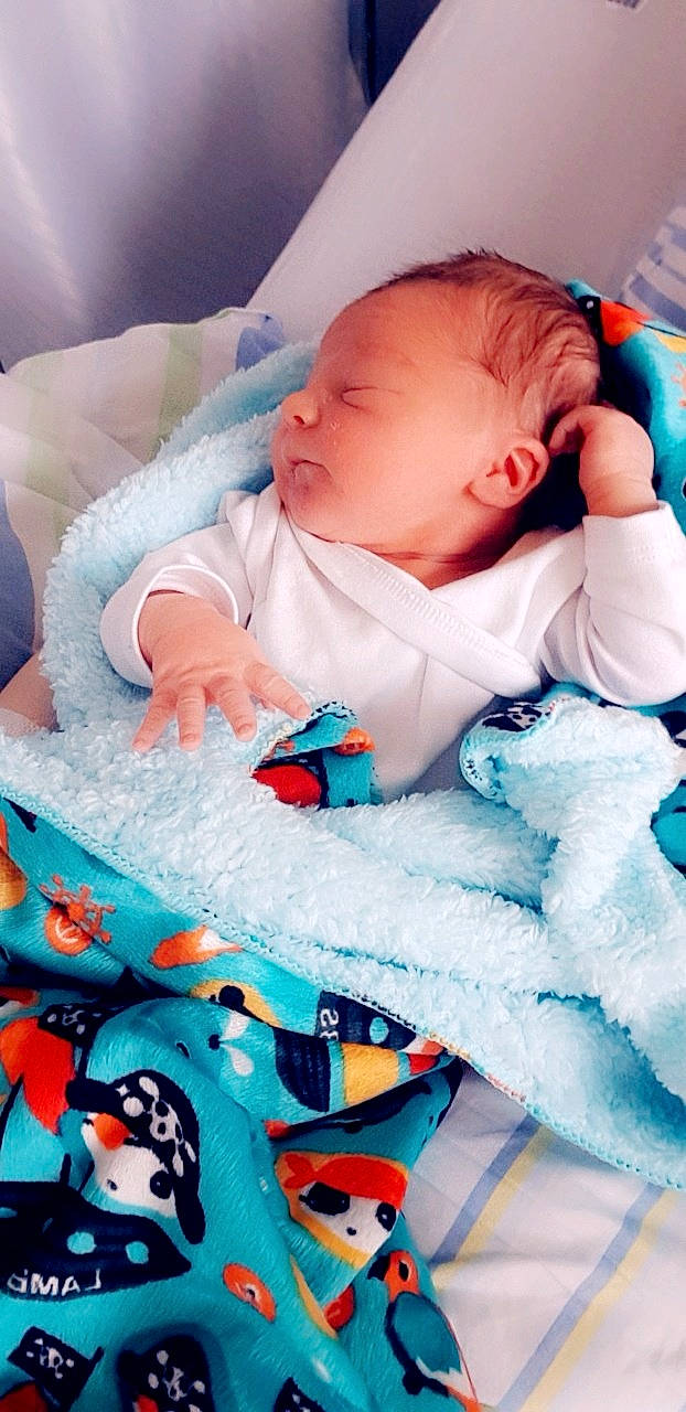 Maximilien participe au concours pour gagner de l'argent avec cette photo : baby_products, bedtime, blue, child, fun, girl, infant, material, person, play, product, skin, sleep, textile, toddler