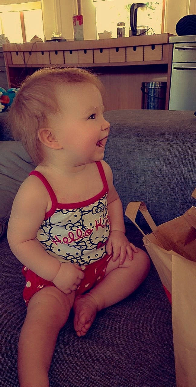 Maliana participe au concours pour gagner de l'argent avec cette photo : arm, cheek, chin, eye, face, facial_expression, glasses, hairstyle, hand, head, joint, leg, lip, mouth, muscle, nose, person, shoulder, skin, smile