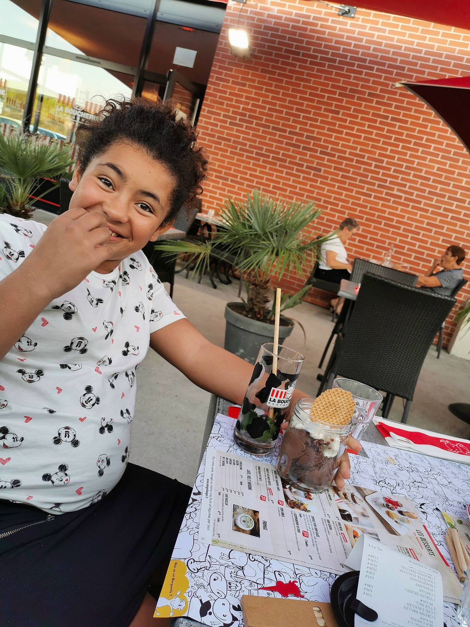 Mia a rejoint le concours — aidez-le/la à gagner de superbes lots ! blurred, brunch, design, flower, joy, lunch, person, plant, restaurant, tree