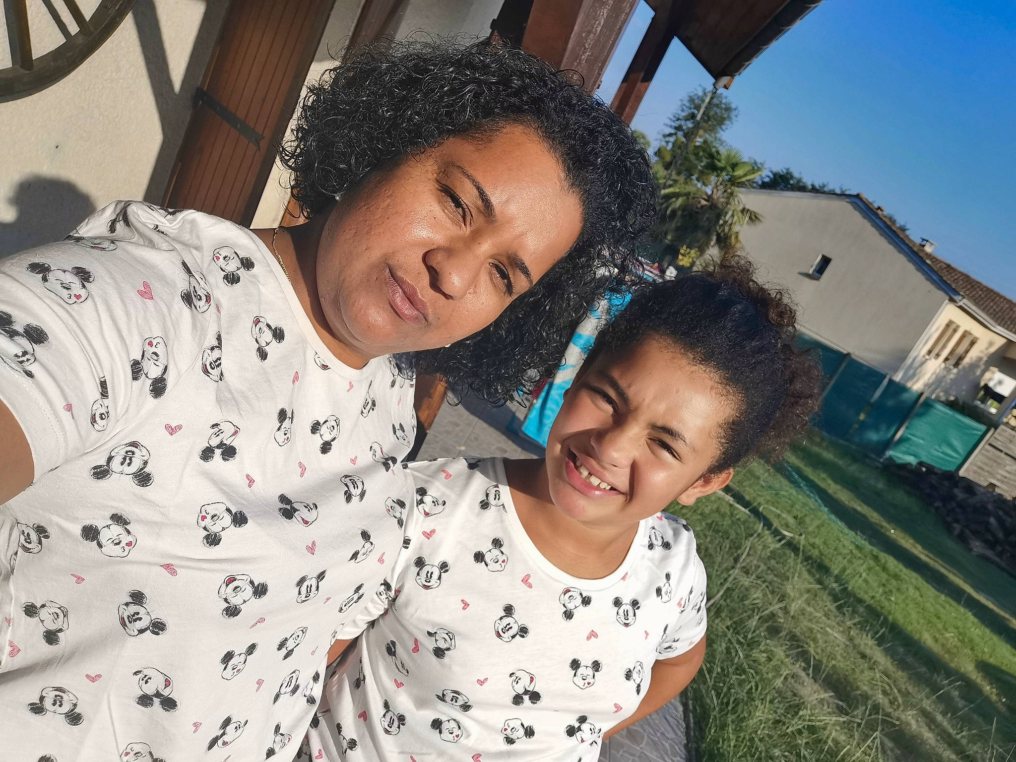 Mia participe au concours pour gagner de l'argent avec cette photo : adaptation, black_hair, child, eye, facial_expression, family, forehead, friendship, fun, happy, joy, leisure, nose, people, person, photography, smile, tree, vacation
